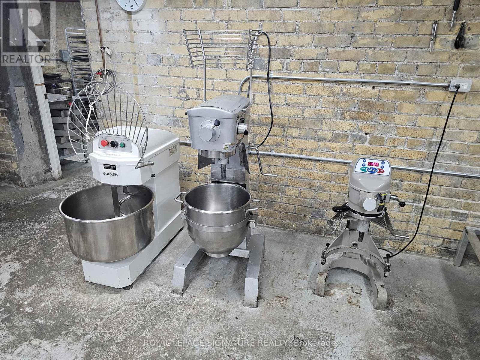 1114 Queen Street E, Toronto, Ontario  M4M 1K8 - Photo 10 - E12589614