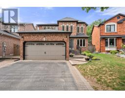 7 MAHOGANY COURT, Aurora, Ontario