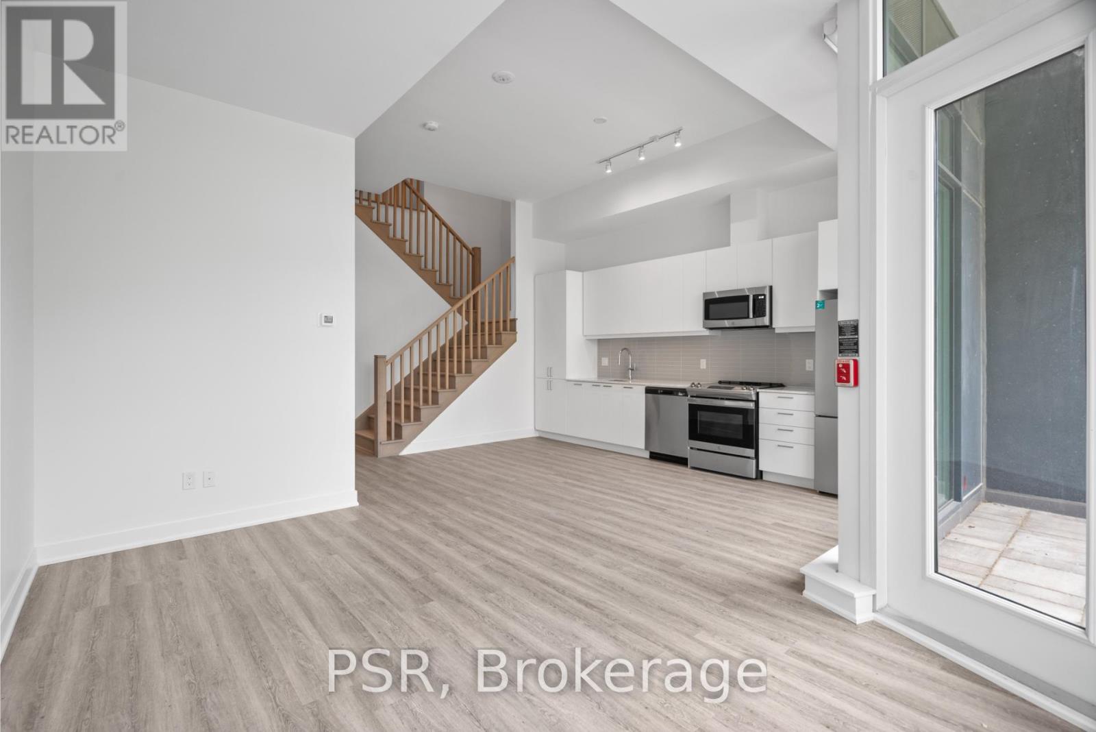 110 - 200 Deerfield Road, Newmarket, Ontario  L3Y 0G8 - Photo 2 - N12589574