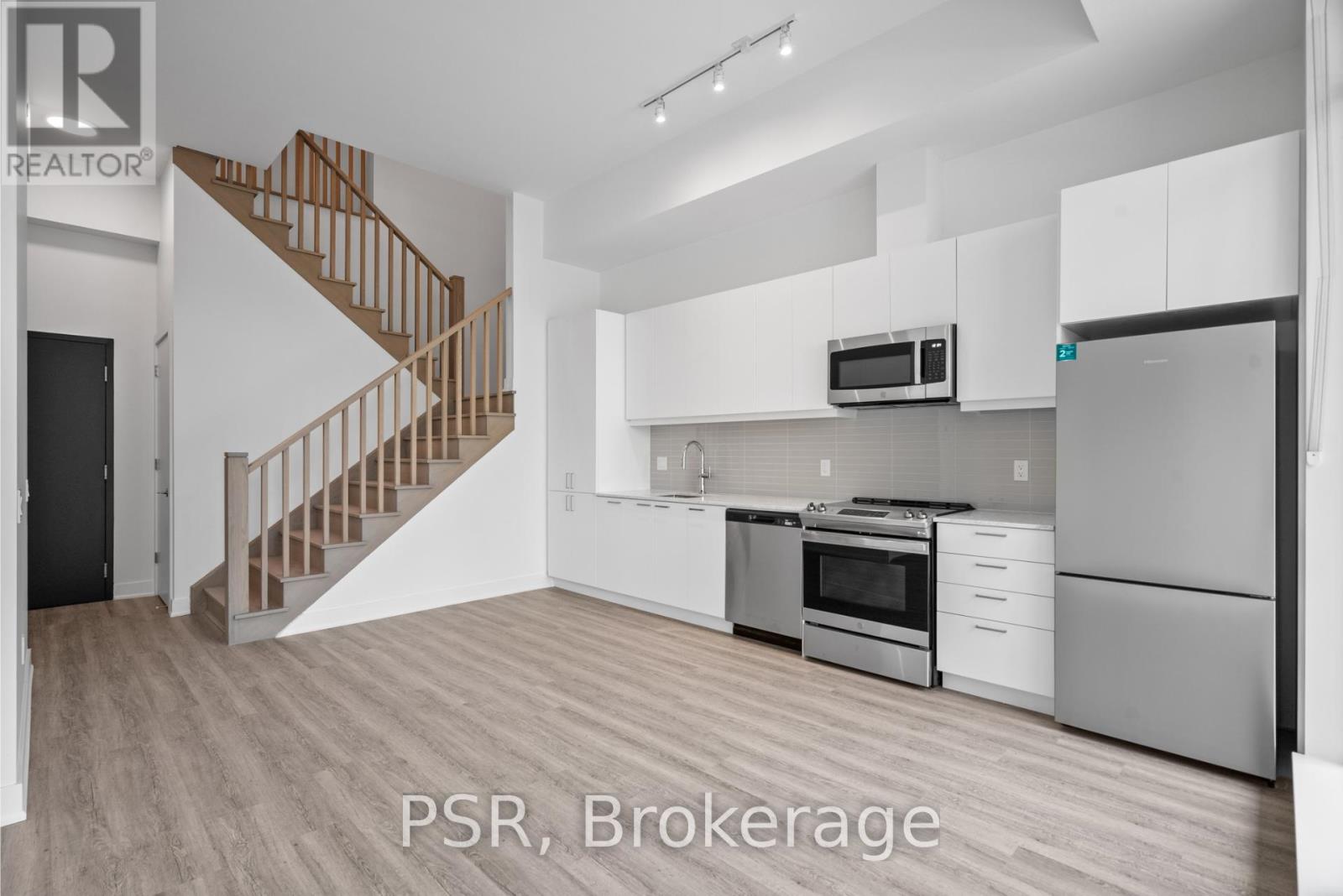 110 - 200 Deerfield Road, Newmarket, Ontario  L3Y 0G8 - Photo 3 - N12589574