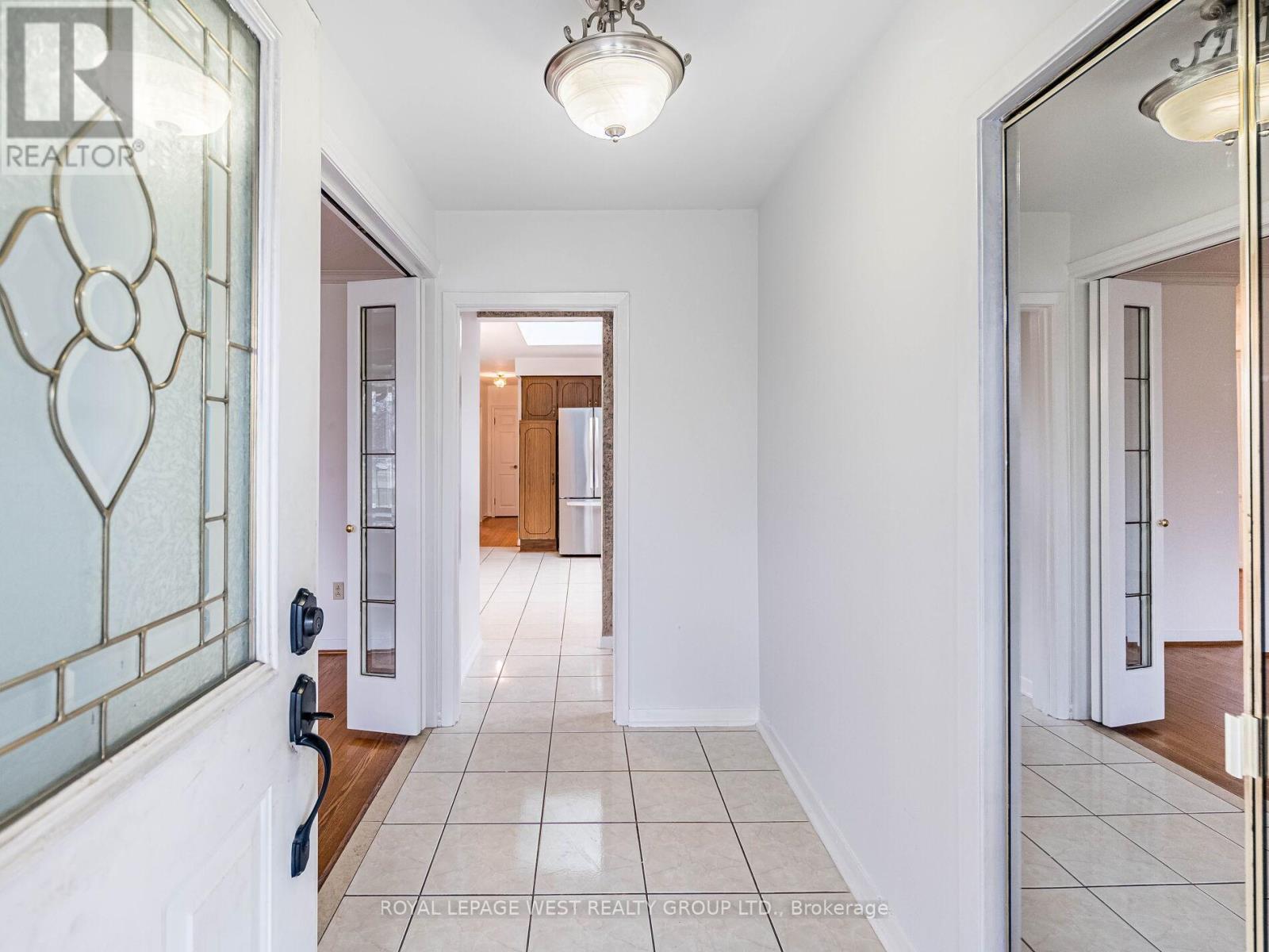 9 Rosefair Crescent, Toronto, Ontario M9W 3B1 - Photo 2 - W12589472