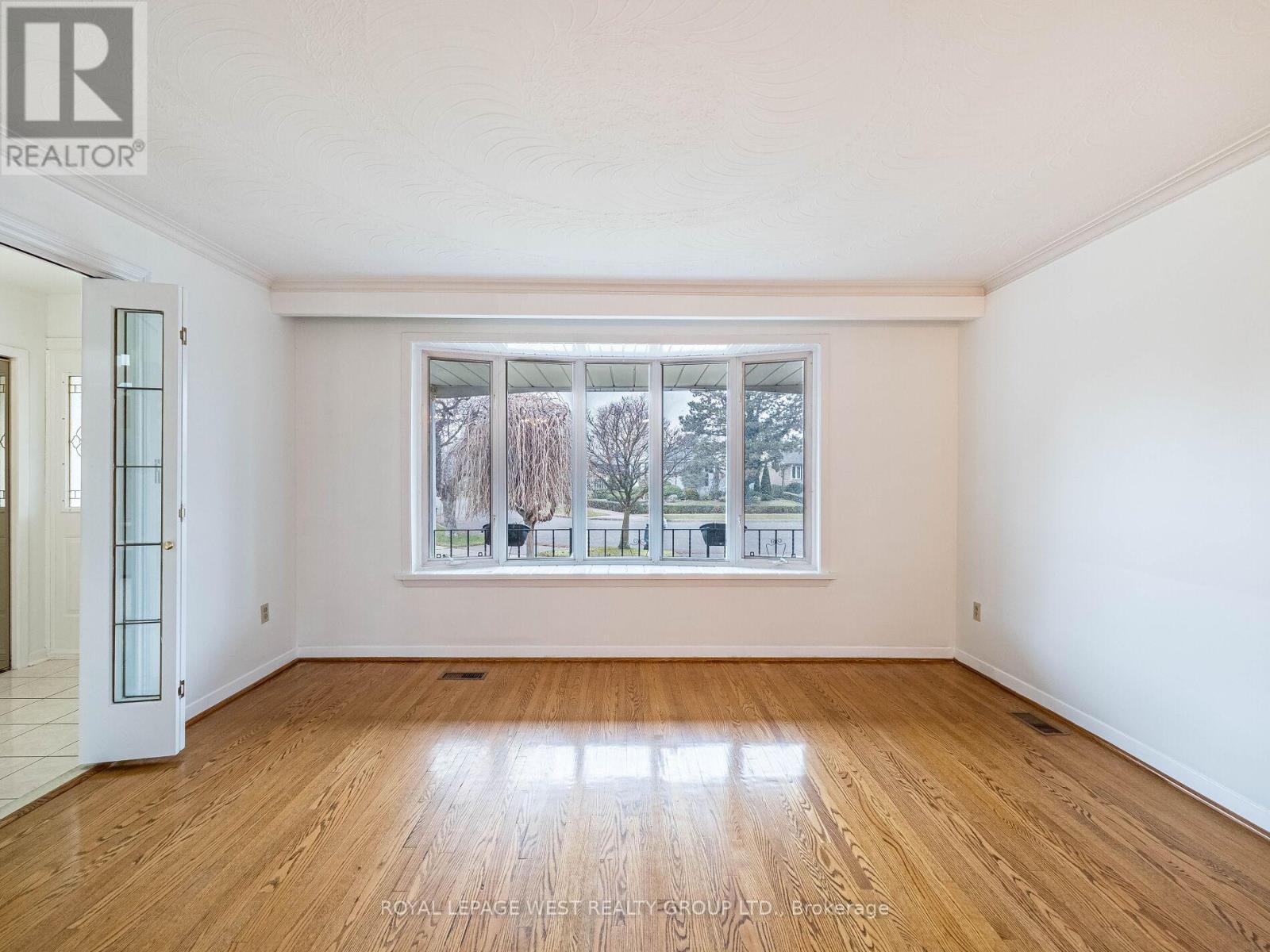 9 Rosefair Crescent, Toronto, Ontario M9W 3B1 - Photo 3 - W12589472