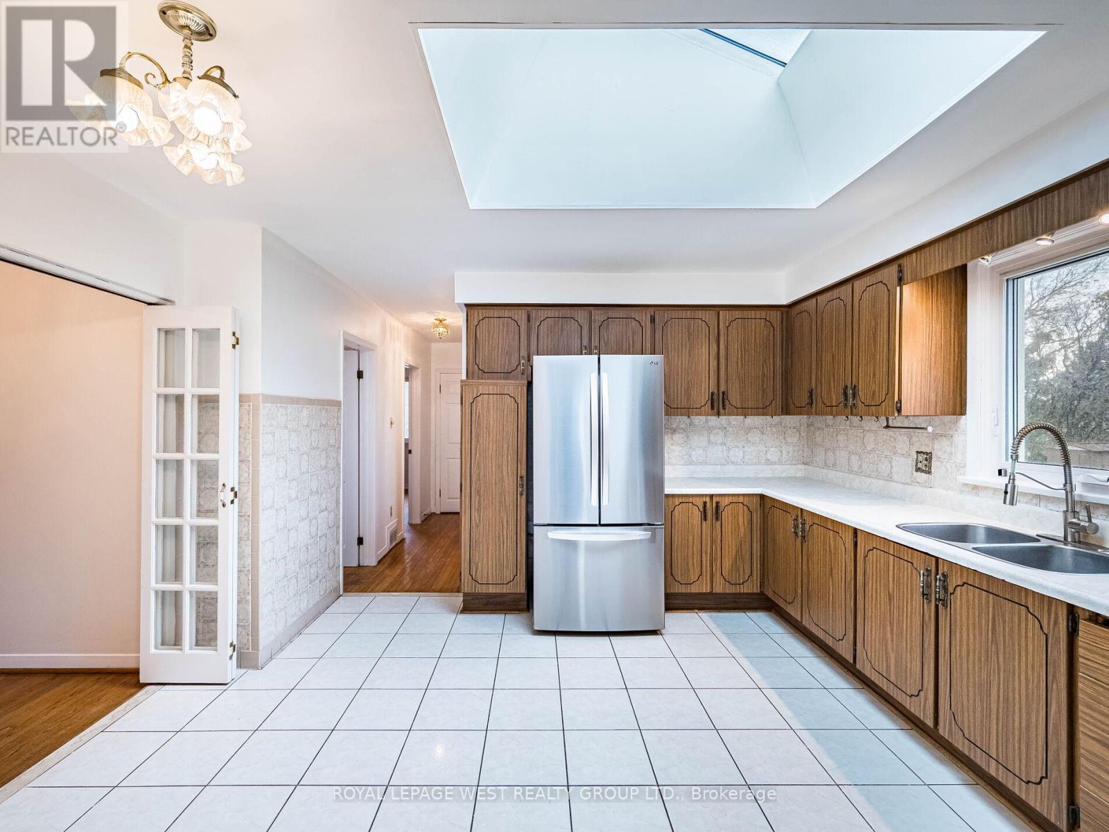 9 Rosefair Crescent, Toronto, Ontario M9W 3B1 - Photo 5 - W12589472