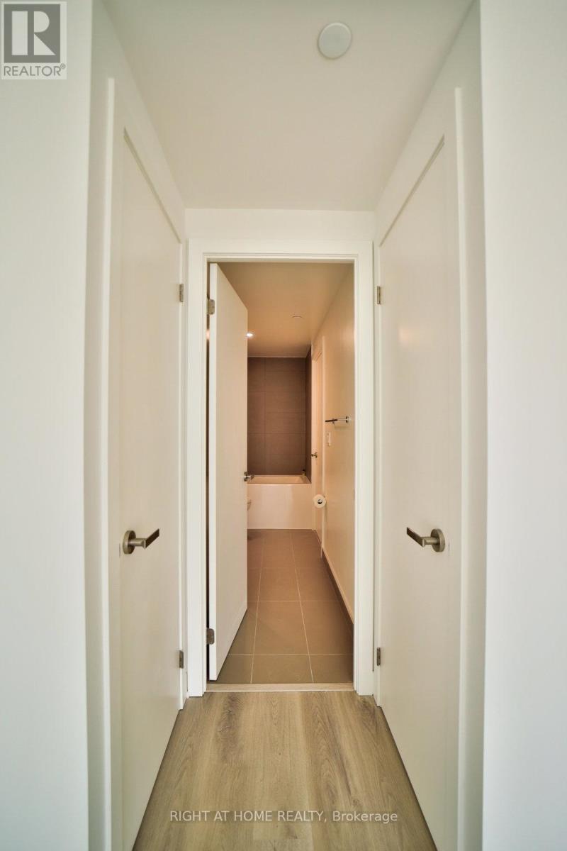 1008 - 370 Martha Street, Burlington, Ontario  L7R 0G9 - Photo 10 - W12589594