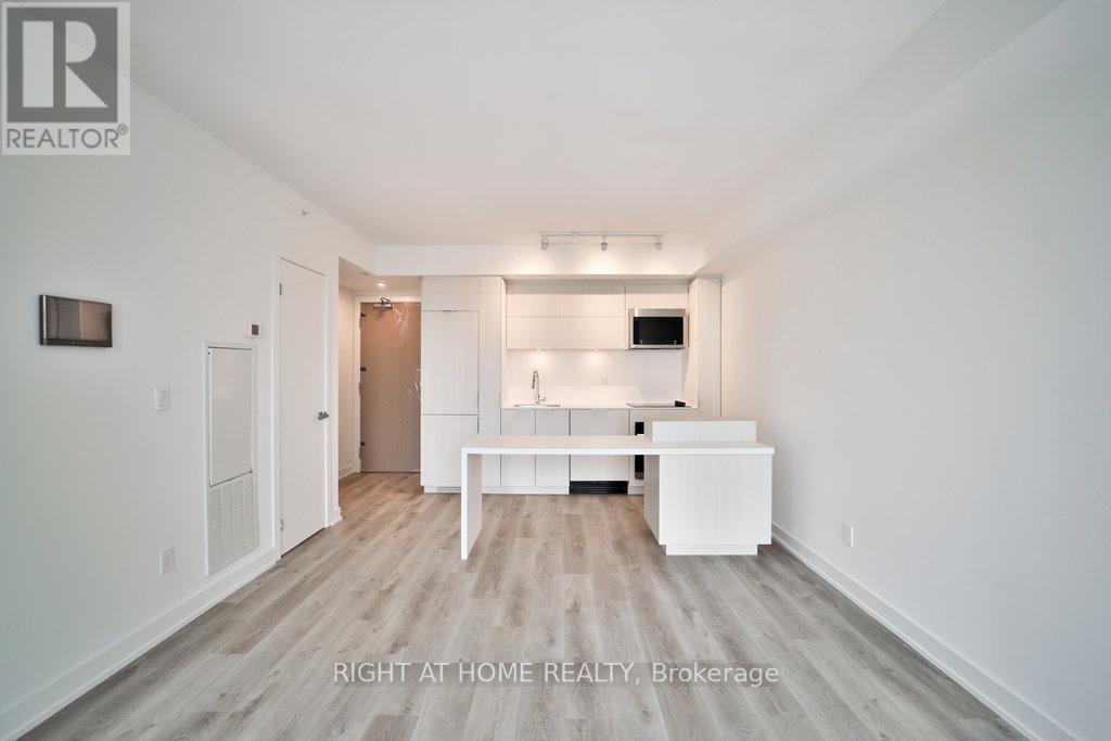 1008 - 370 Martha Street, Burlington, Ontario  L7R 0G9 - Photo 2 - W12589594