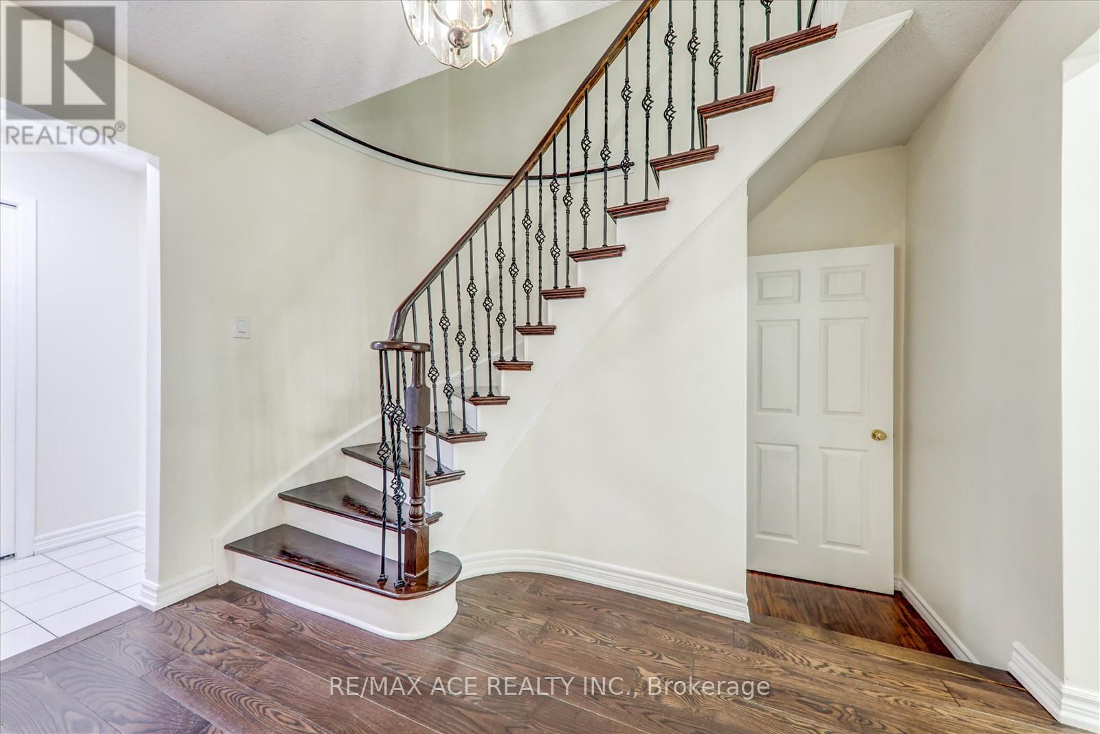 475 Wallenberg Crescent, Mississauga, Ontario  L5B 3M2 - Photo 22 - W12578376