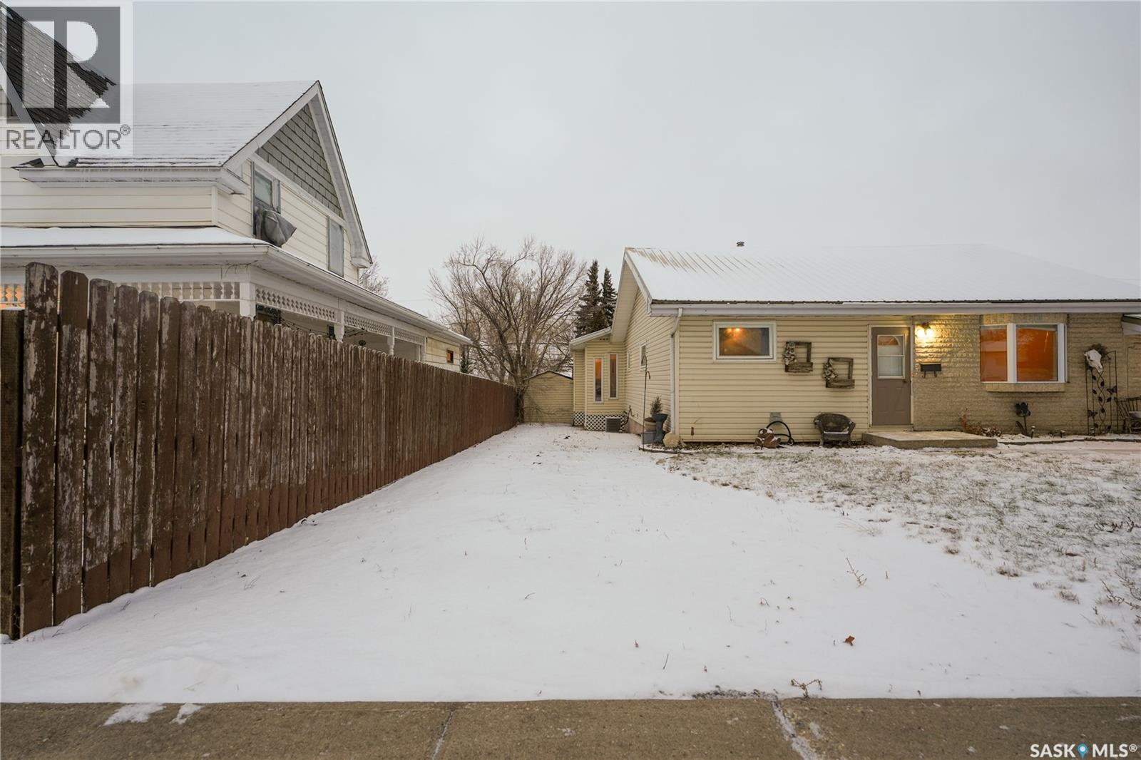 1126 Iroquois Street W, Moose Jaw, Saskatchewan  S6H 5B9 - Photo 3 - SK024808