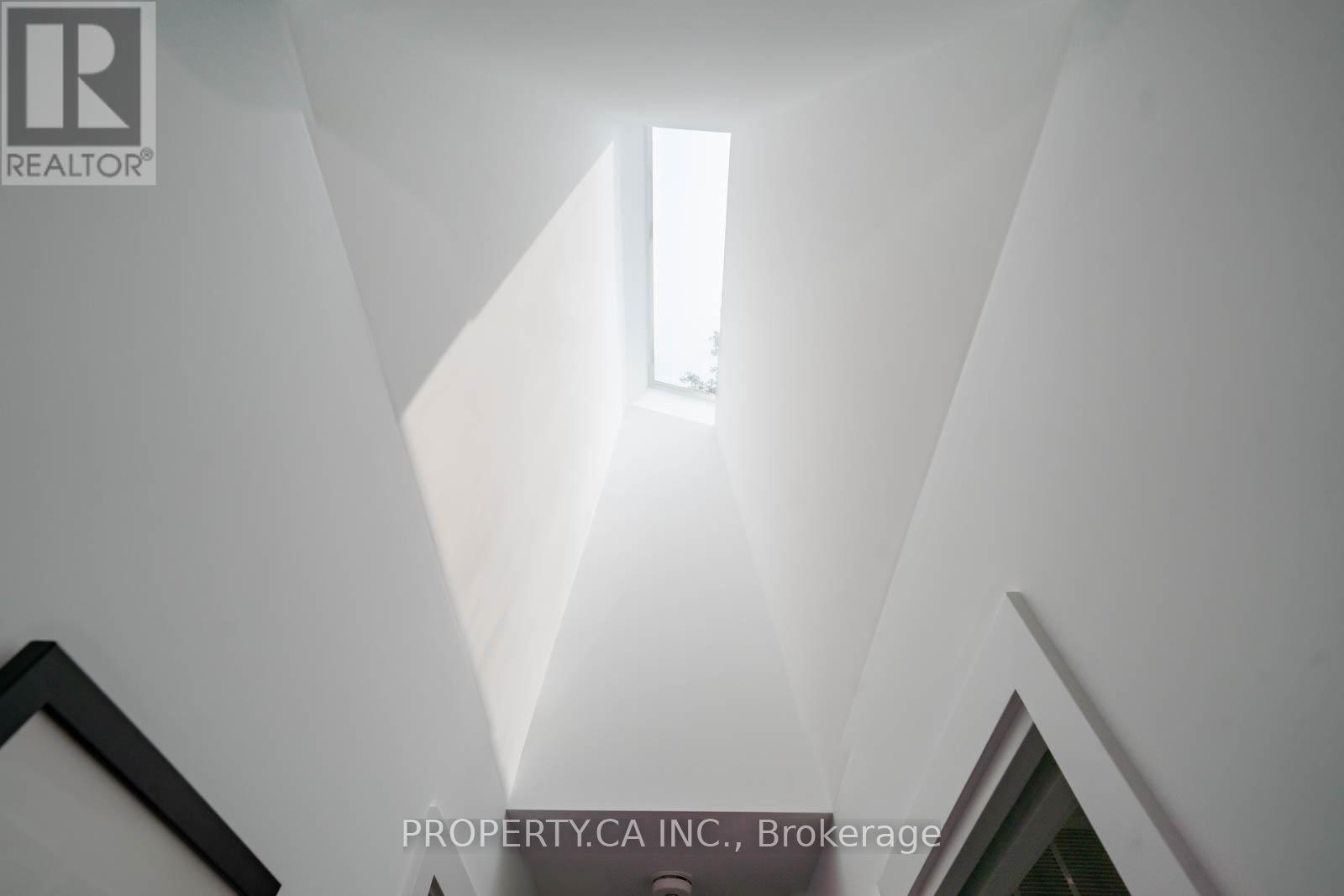 1533 Rometown Drive, Mississauga, Ontario  L5E 2T8 - Photo 13 - W12589692