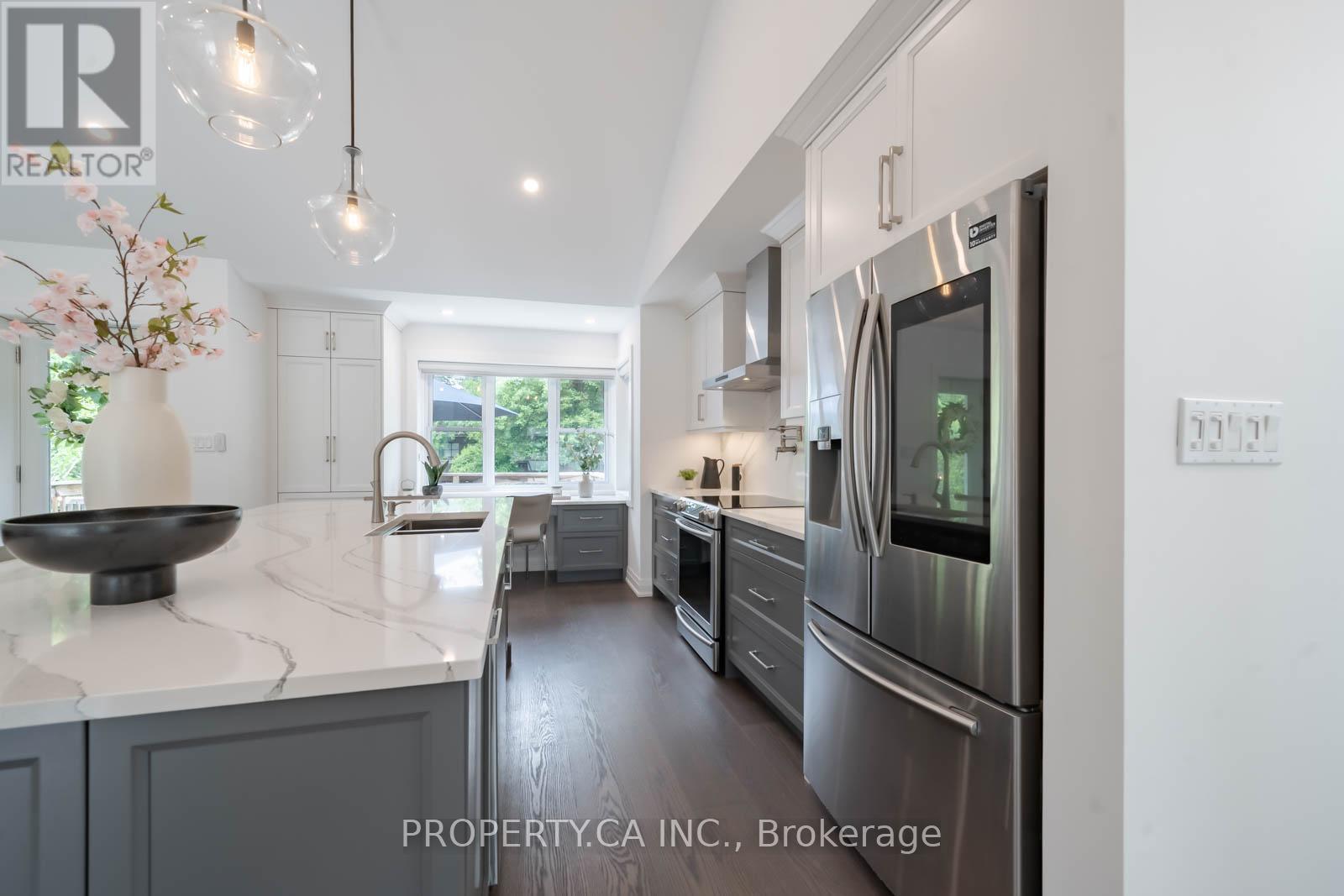 1533 Rometown Drive, Mississauga, Ontario  L5E 2T8 - Photo 4 - W12589692