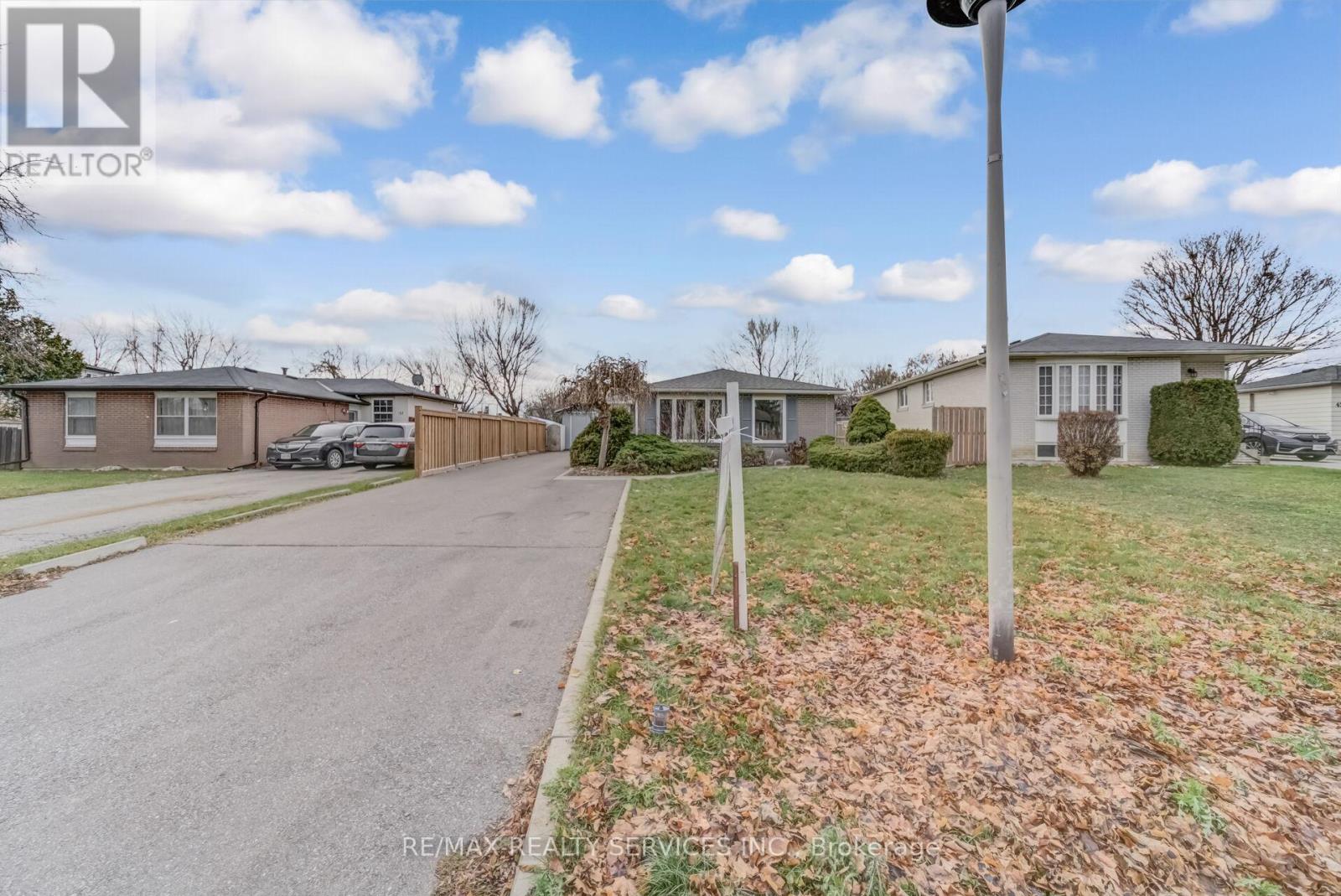 39 Flavian Crescent, Brampton (Southgate), Ontario  L6T 3P2 - Photo 2 - W12589758