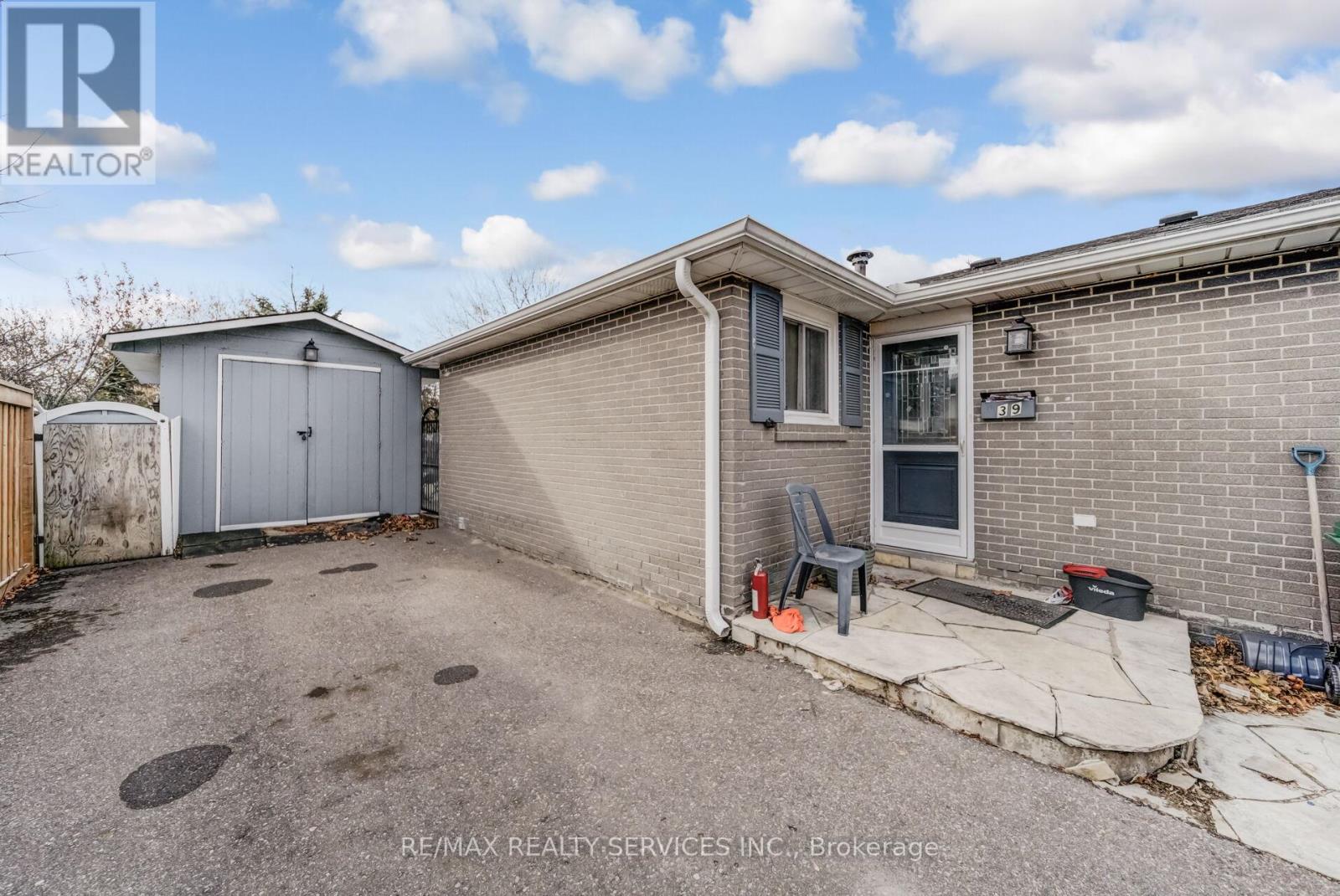 39 Flavian Crescent, Brampton (Southgate), Ontario  L6T 3P2 - Photo 8 - W12589758