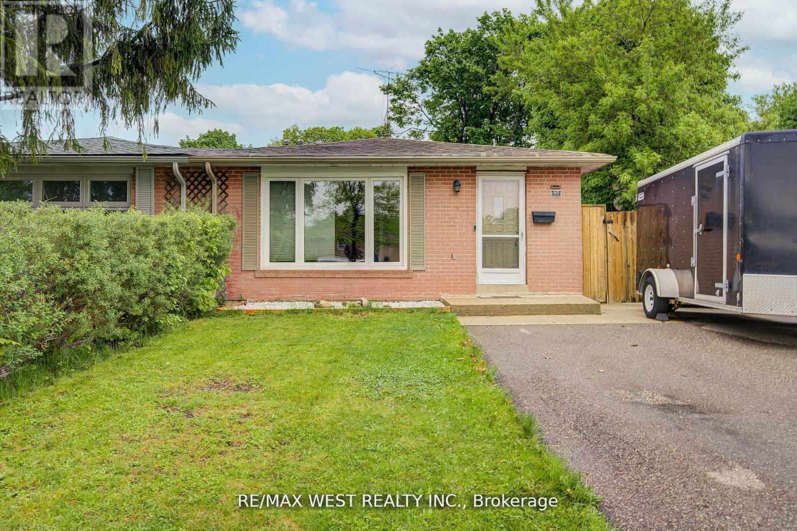 65 Belmont Drive, Brampton, Ontario  L6T 2K5 - Photo 4 - W12589802