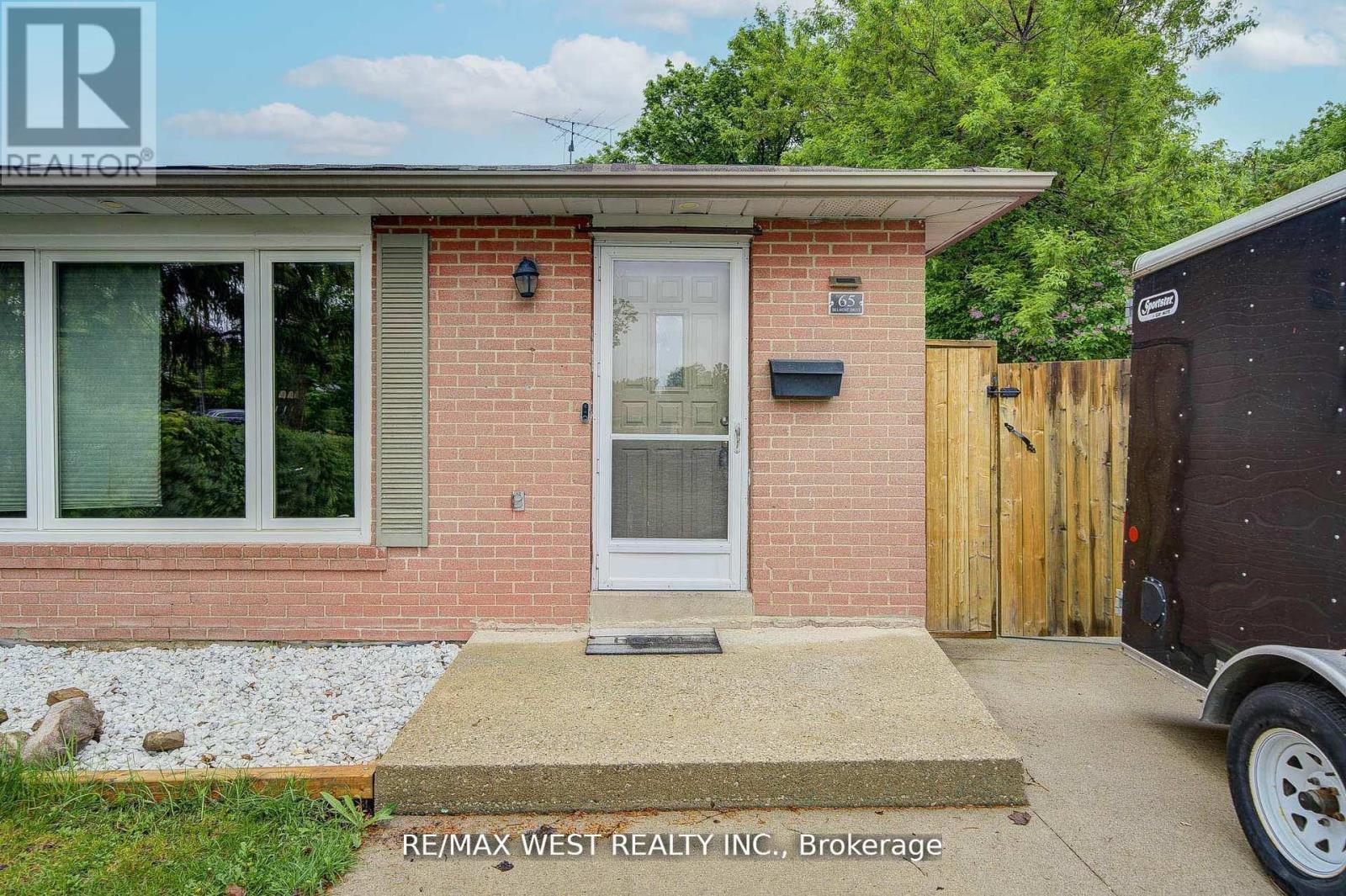 65 Belmont Drive, Brampton, Ontario  L6T 2K5 - Photo 5 - W12589802