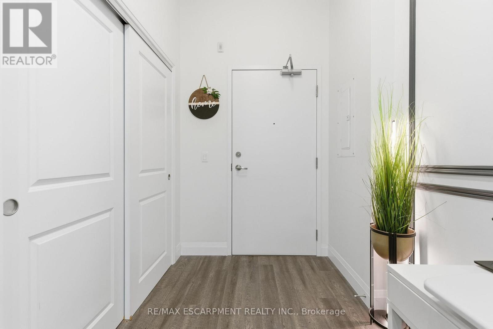 120 - 1 Redfern Avenue, Hamilton, Ontario  L9C 0E6 - Photo 5 - X12589716