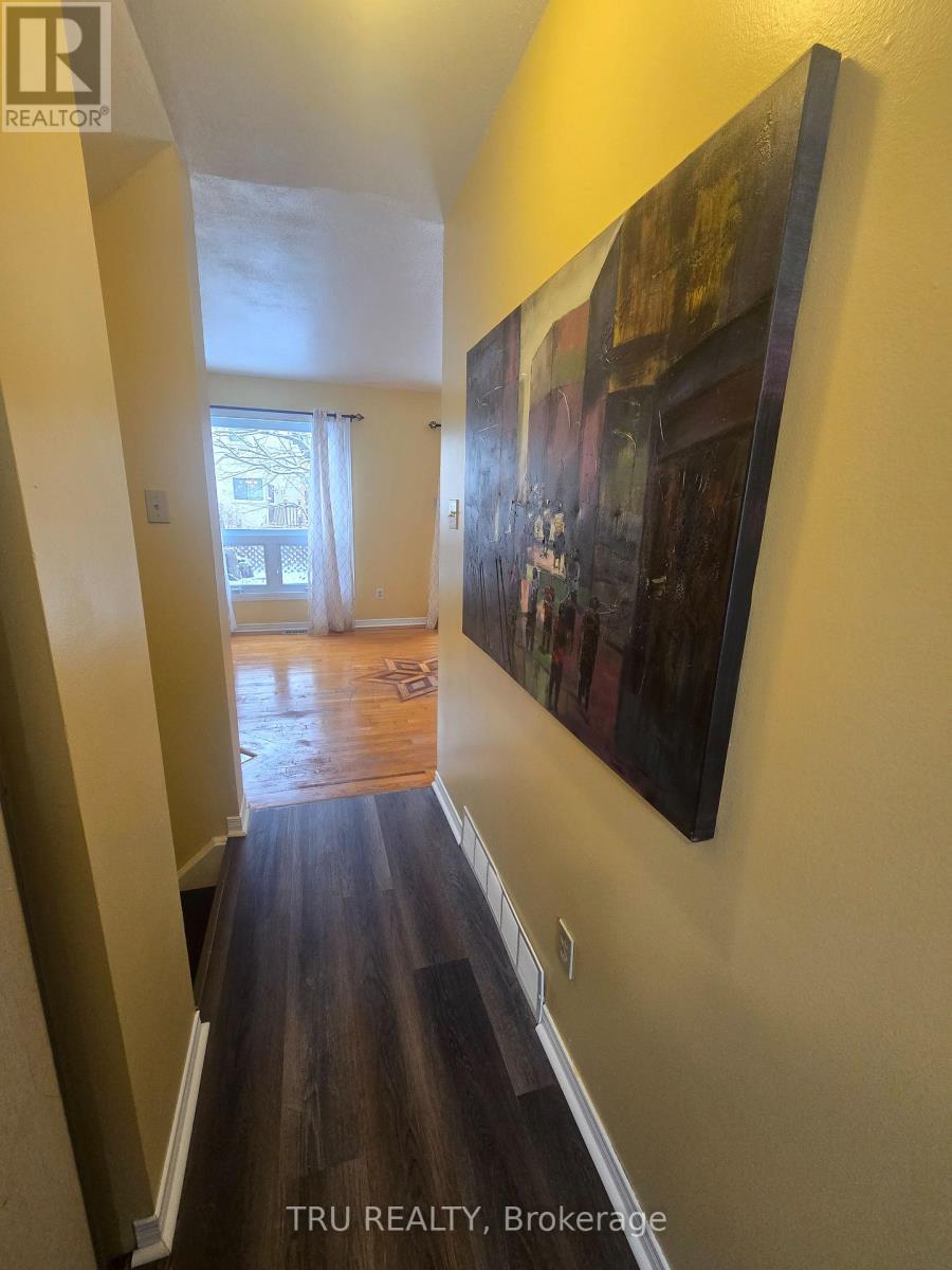 538 Seyton Drive, Ottawa, Ontario K2H 9B2 - Photo 2 - X12589948