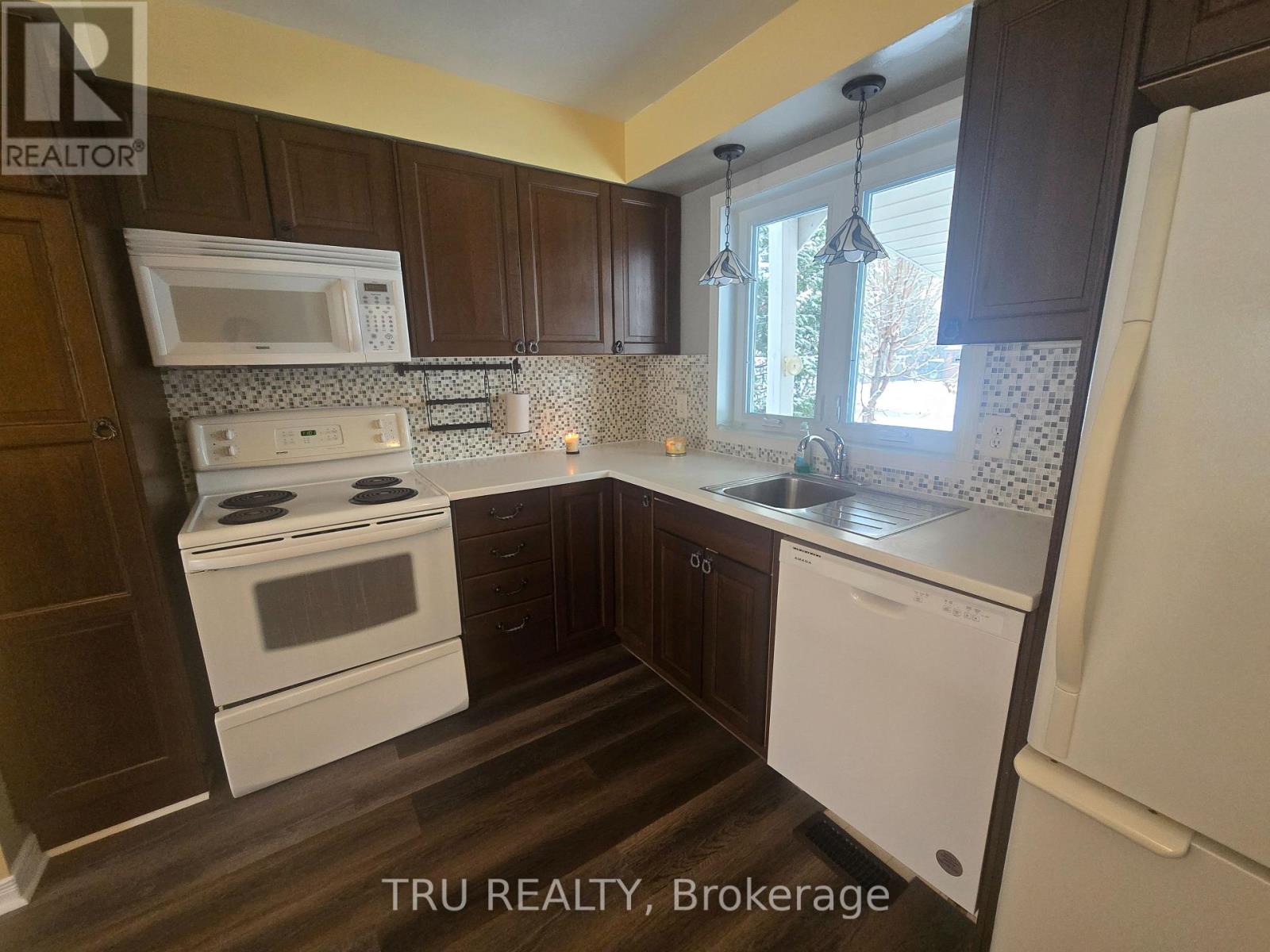 538 Seyton Drive, Ottawa, Ontario K2H 9B2 - Photo 4 - X12589948