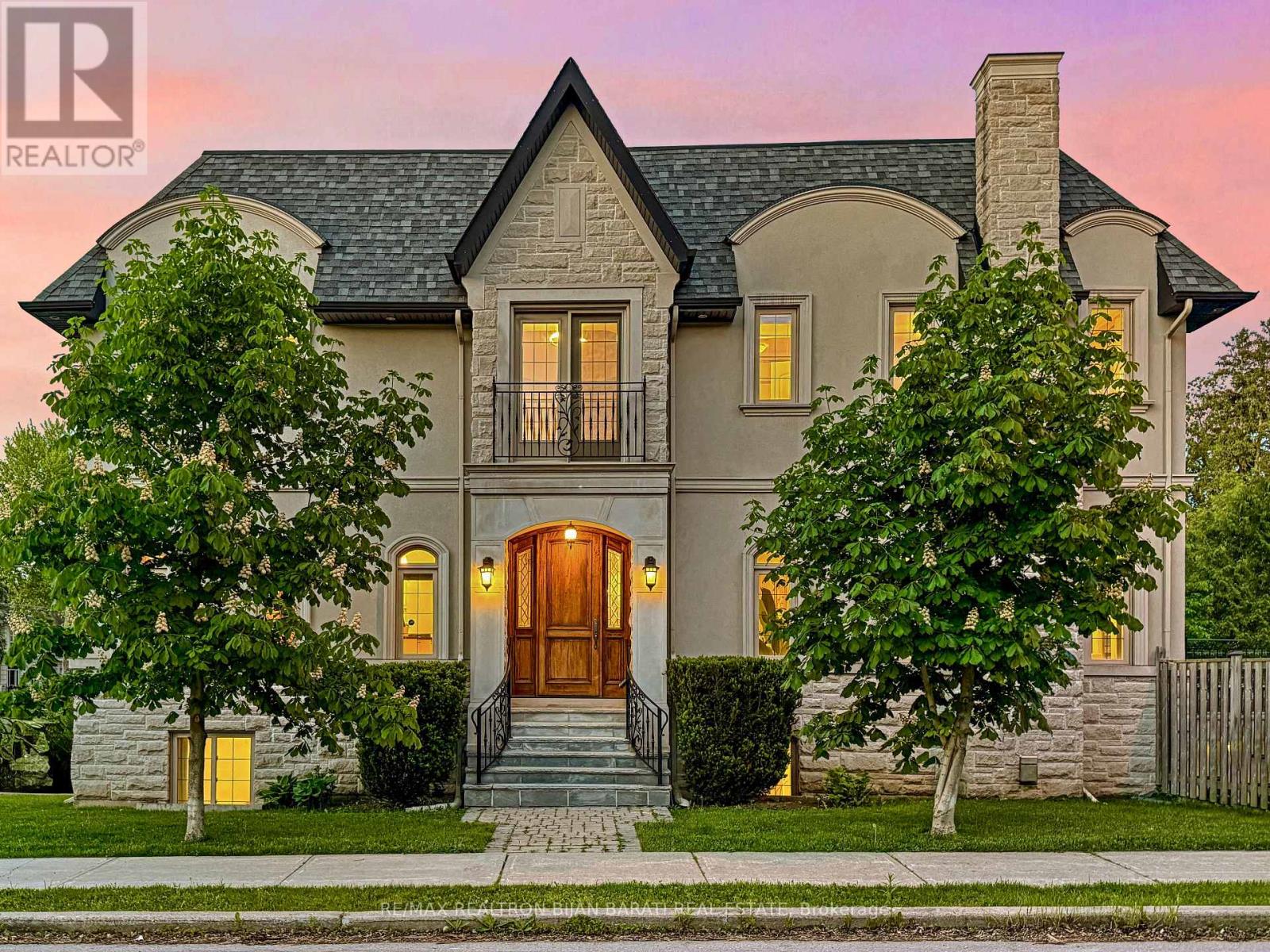 221 ELMWOOD AVENUE, Toronto, Ontario