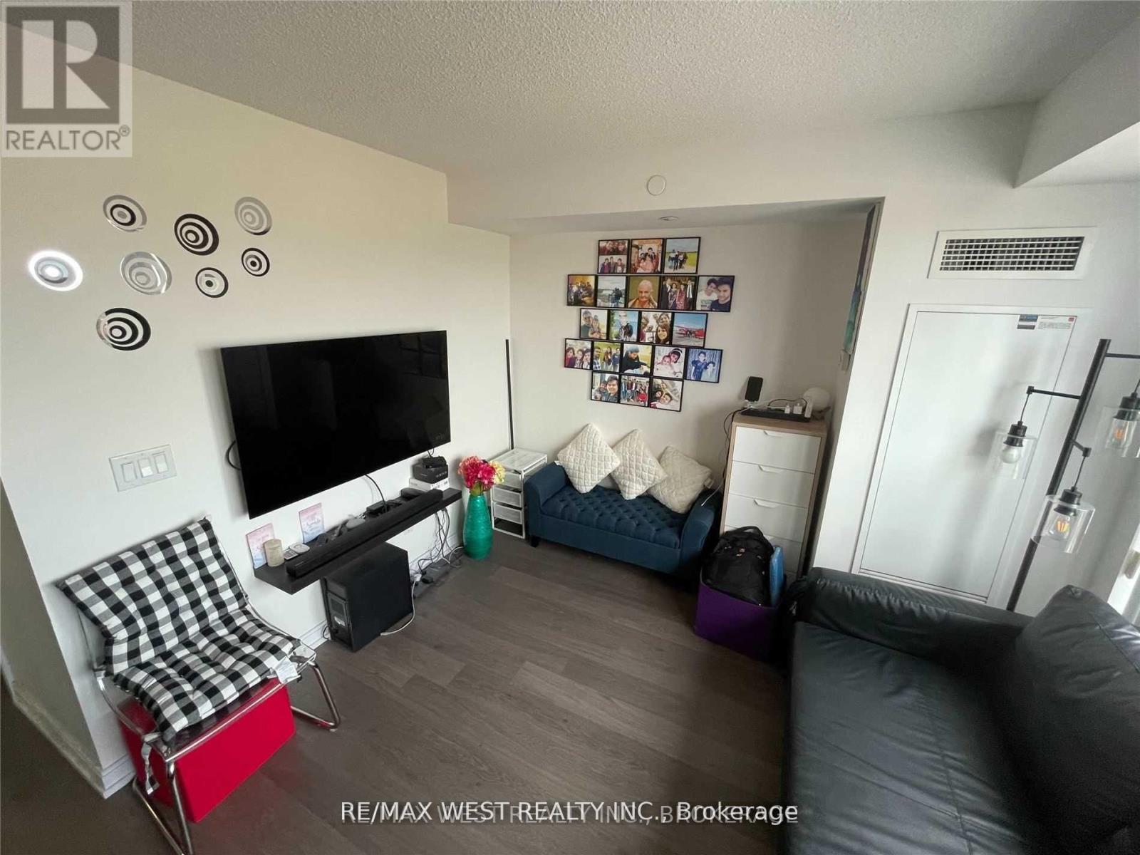 1008 - 255 Village Green Square, Toronto, Ontario  M1S 0L7 - Photo 11 - E12589890