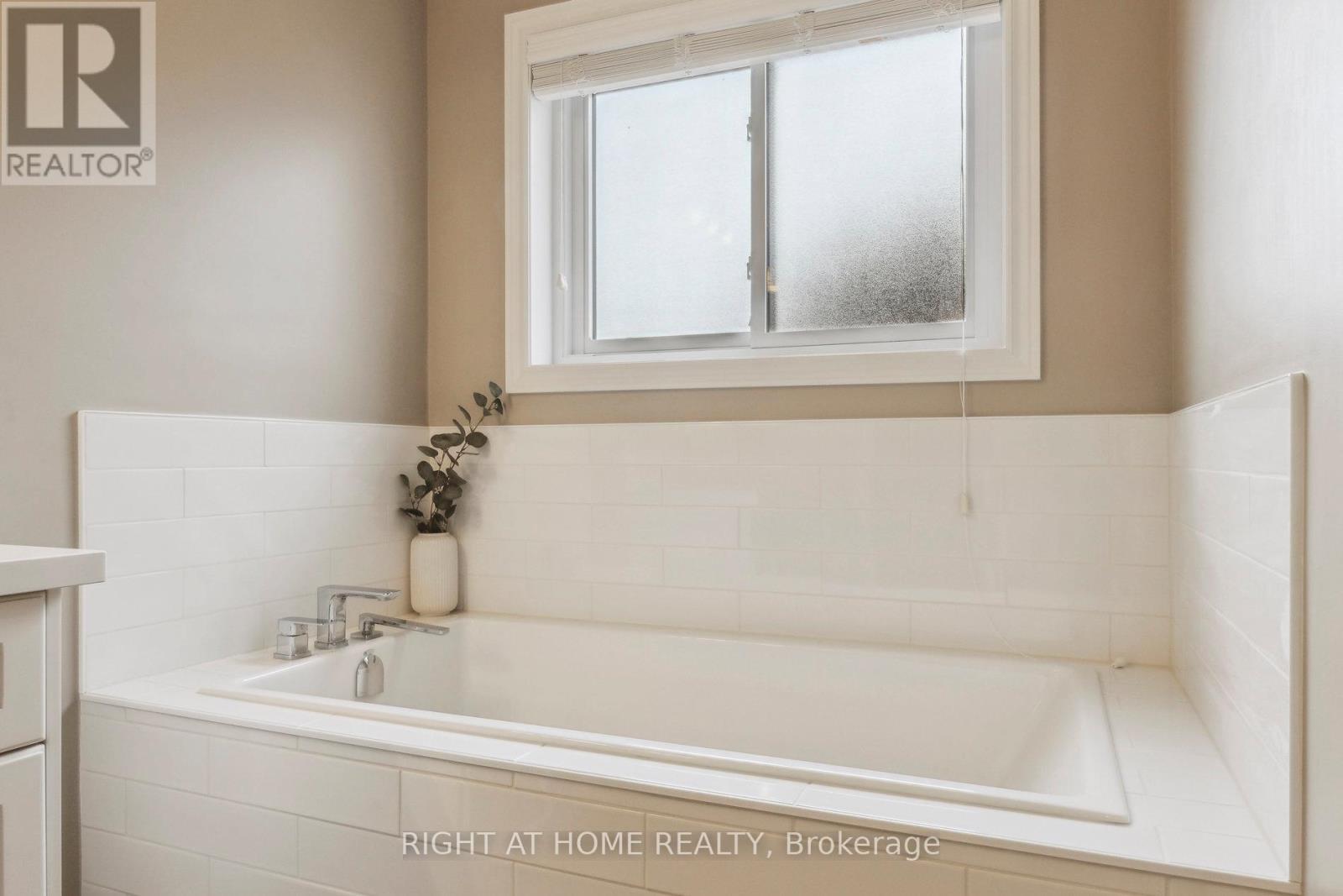 92 Longueuil Place, Whitby, Ontario  L1R 3H1 - Photo 25 - E12589970