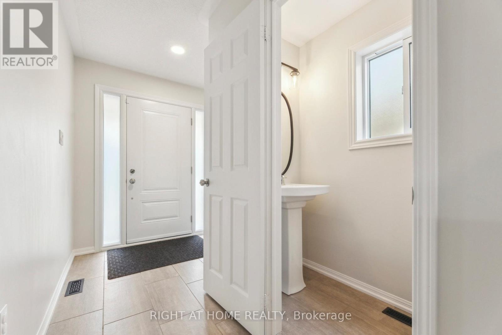 92 Longueuil Place, Whitby, Ontario  L1R 3H1 - Photo 5 - E12589970