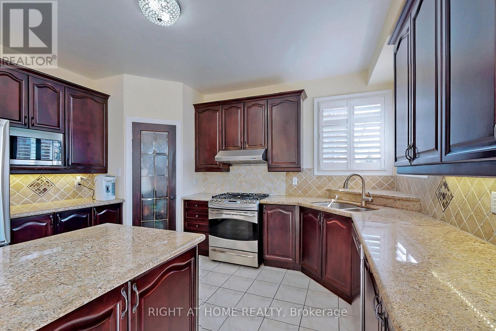 861 Strouds Lane, Pickering, Ontario  L1V 7G1 - Photo 17 - E12589992