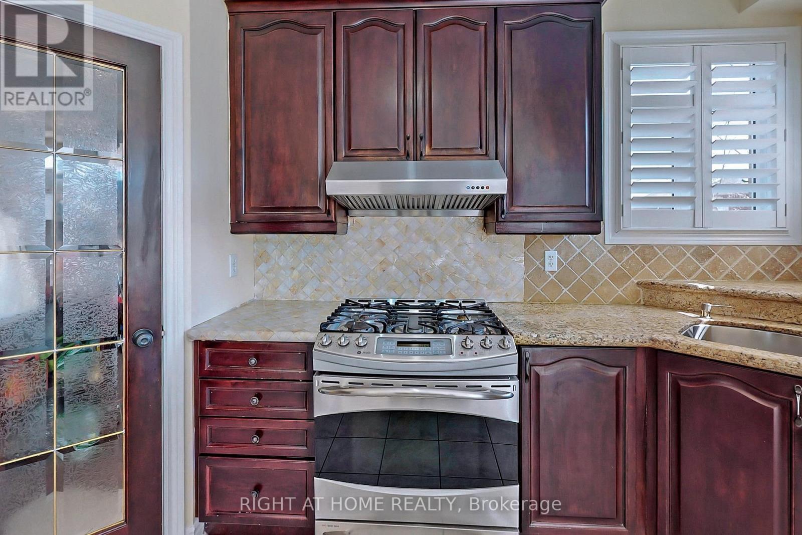 861 Strouds Lane, Pickering, Ontario  L1V 7G1 - Photo 19 - E12589992