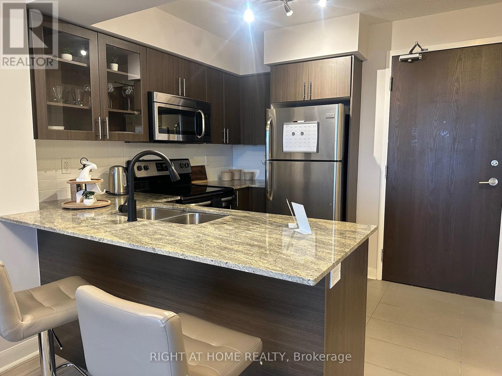 221 - 75 Norman Bethune Avenue, Richmond Hill, Ontario  L4B 0B6 - Photo 5 - N12589860