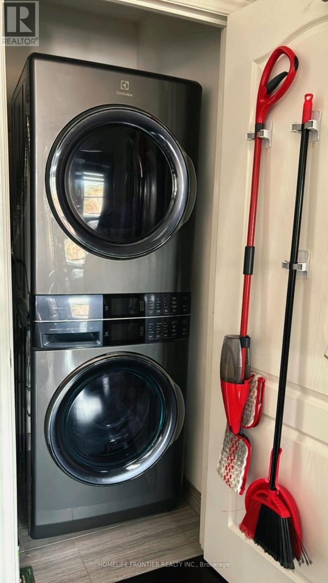 304 - 34 Plains Road E, Burlington, Ontario  L7T 0B9 - Photo 11 - W12589866