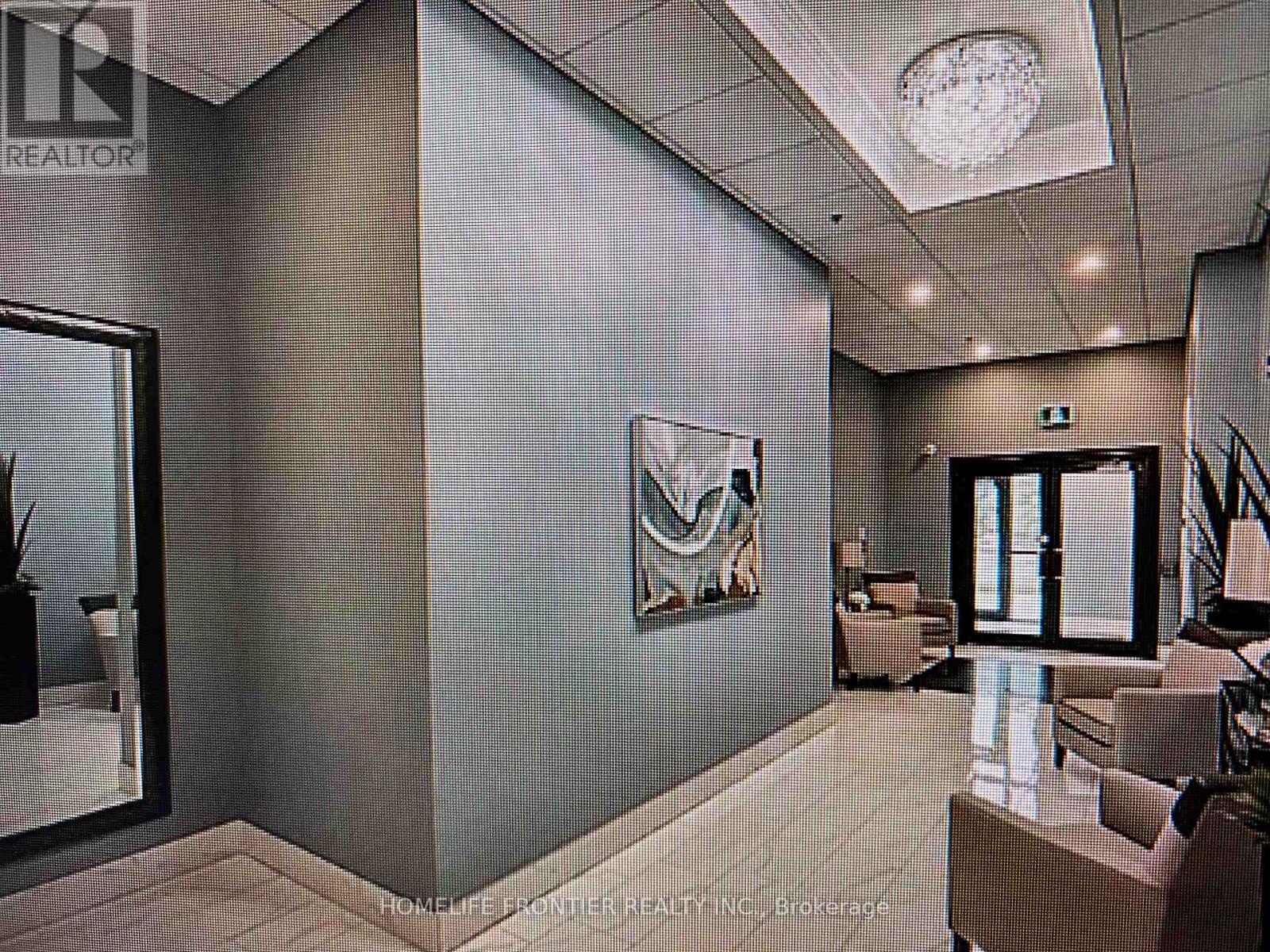 304 - 34 Plains Road E, Burlington, Ontario  L7T 0B9 - Photo 2 - W12589866