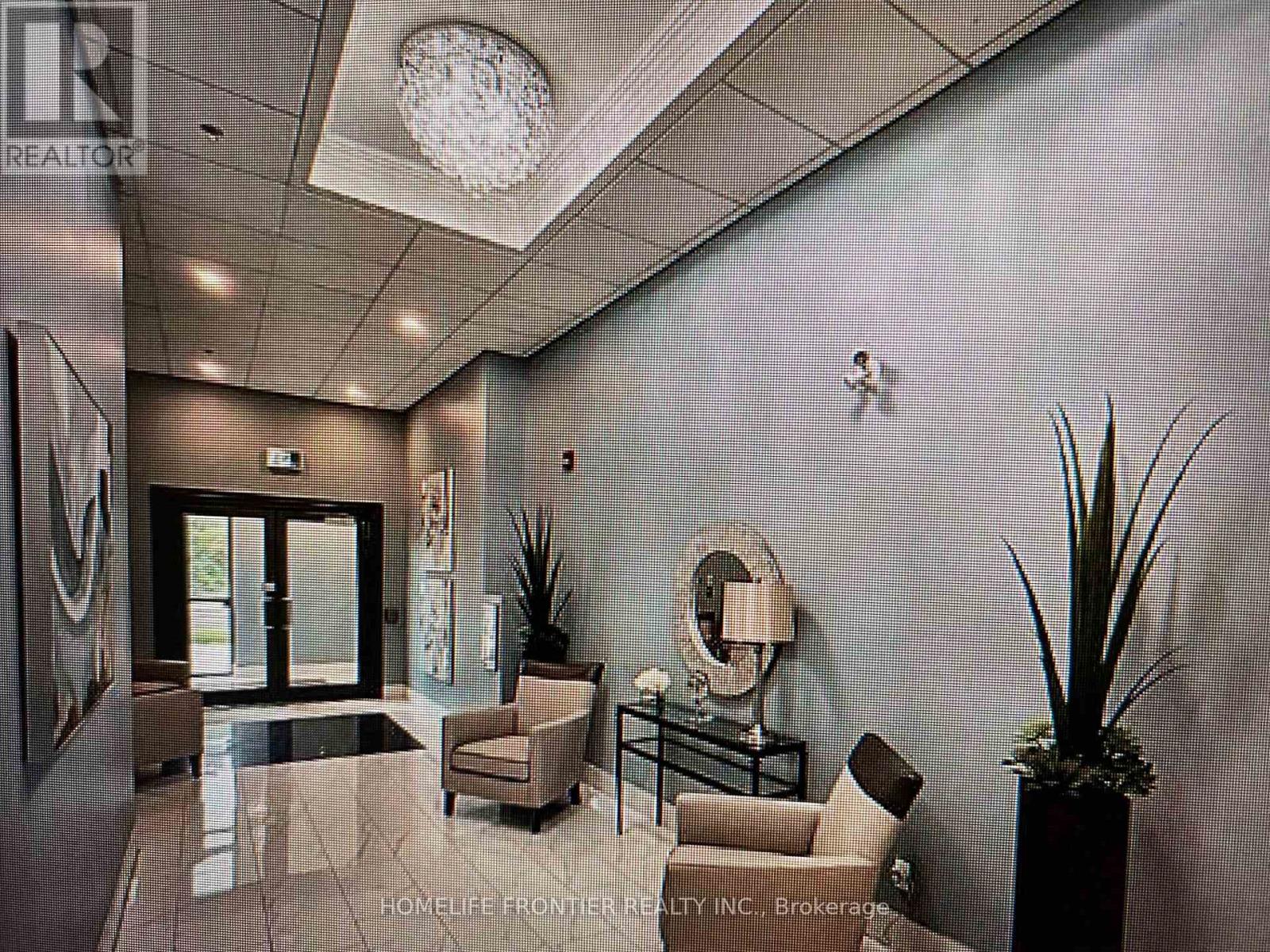 304 - 34 Plains Road E, Burlington, Ontario  L7T 0B9 - Photo 3 - W12589866