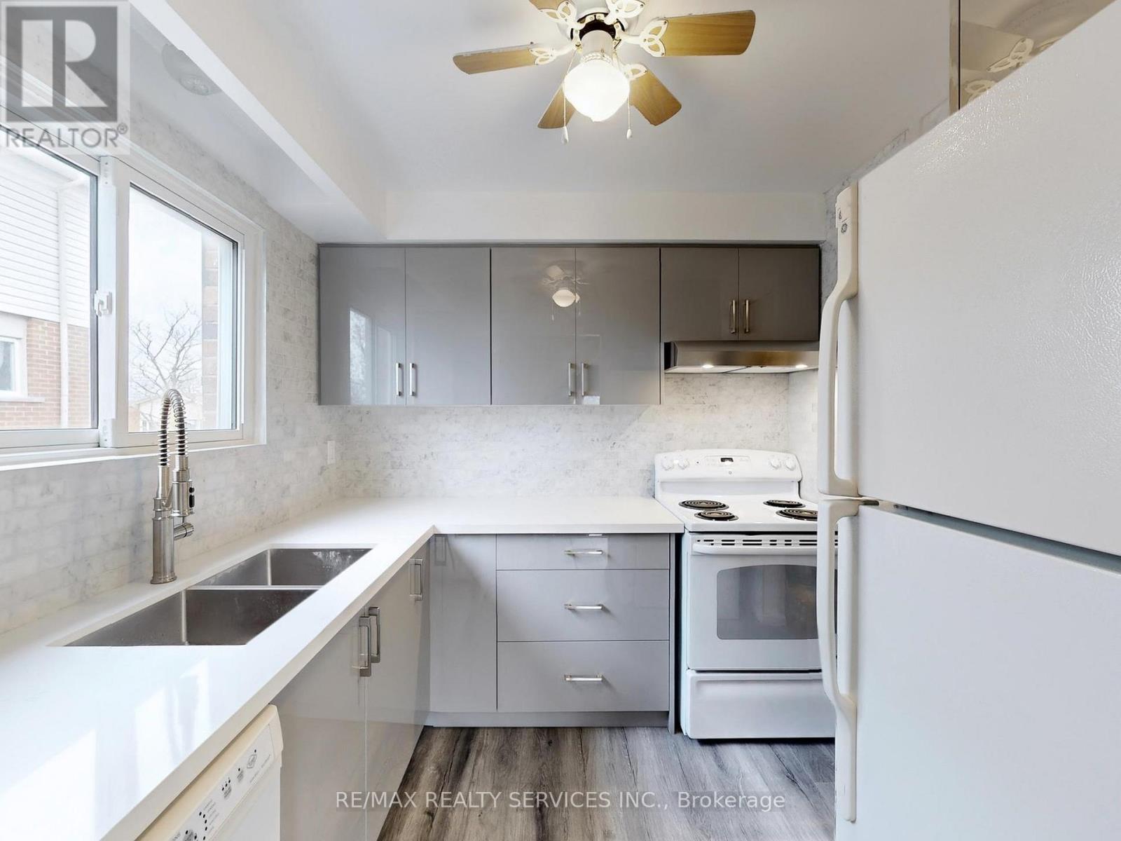 215 Kingswood Drive, Brampton, Ontario  L6V 3B2 - Photo 10 - W12589870