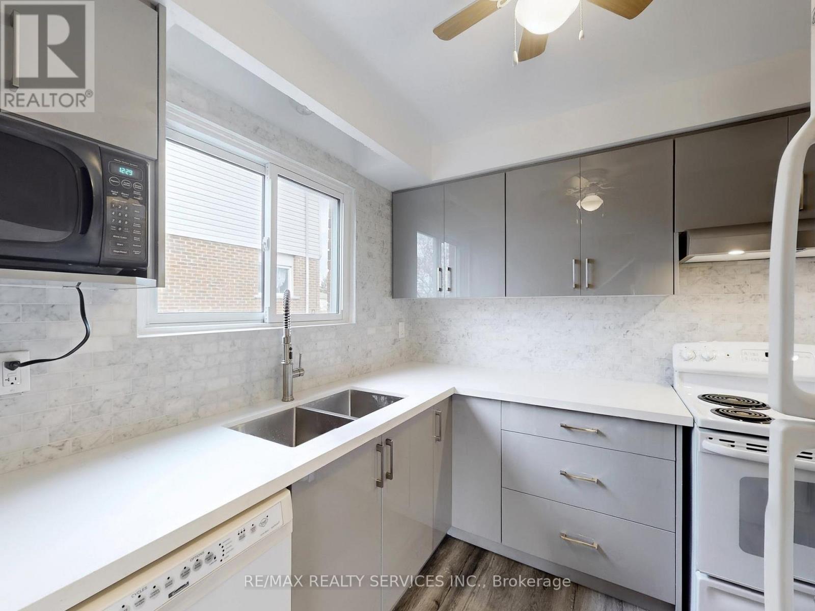 215 Kingswood Drive, Brampton, Ontario  L6V 3B2 - Photo 11 - W12589870