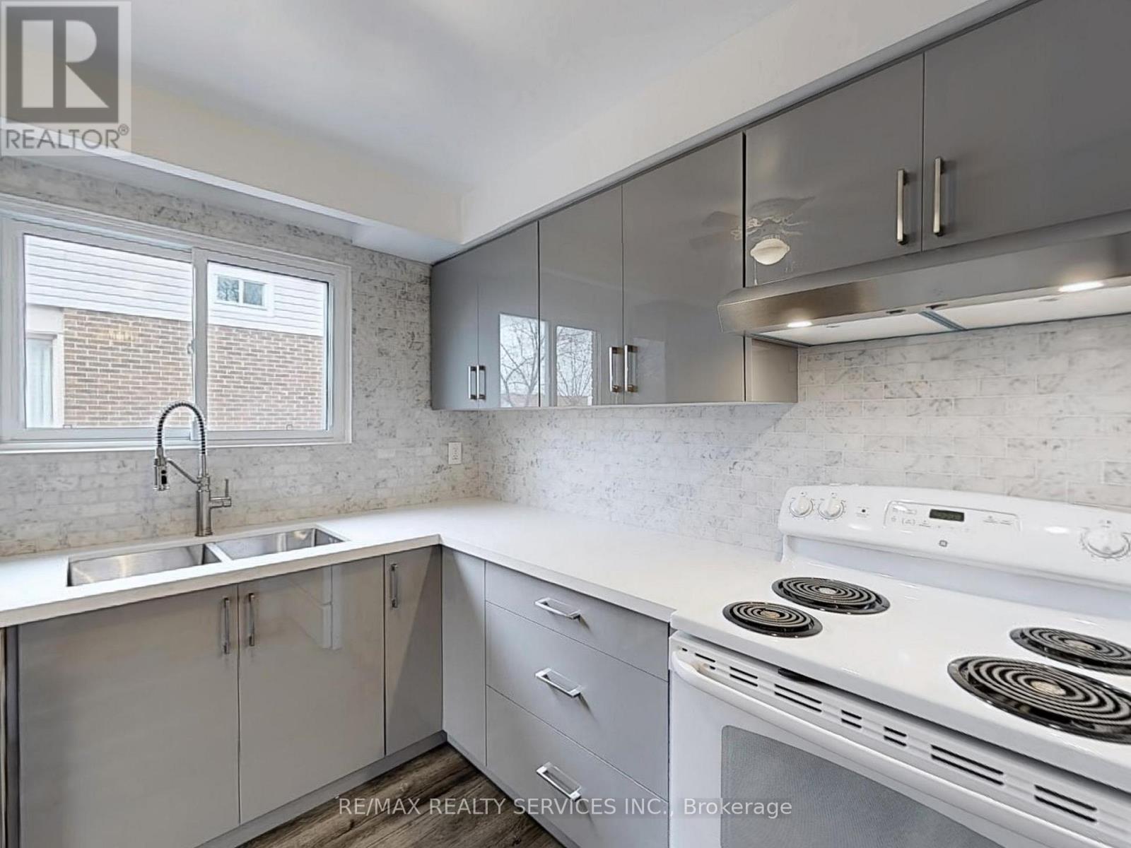 215 Kingswood Drive, Brampton, Ontario  L6V 3B2 - Photo 12 - W12589870