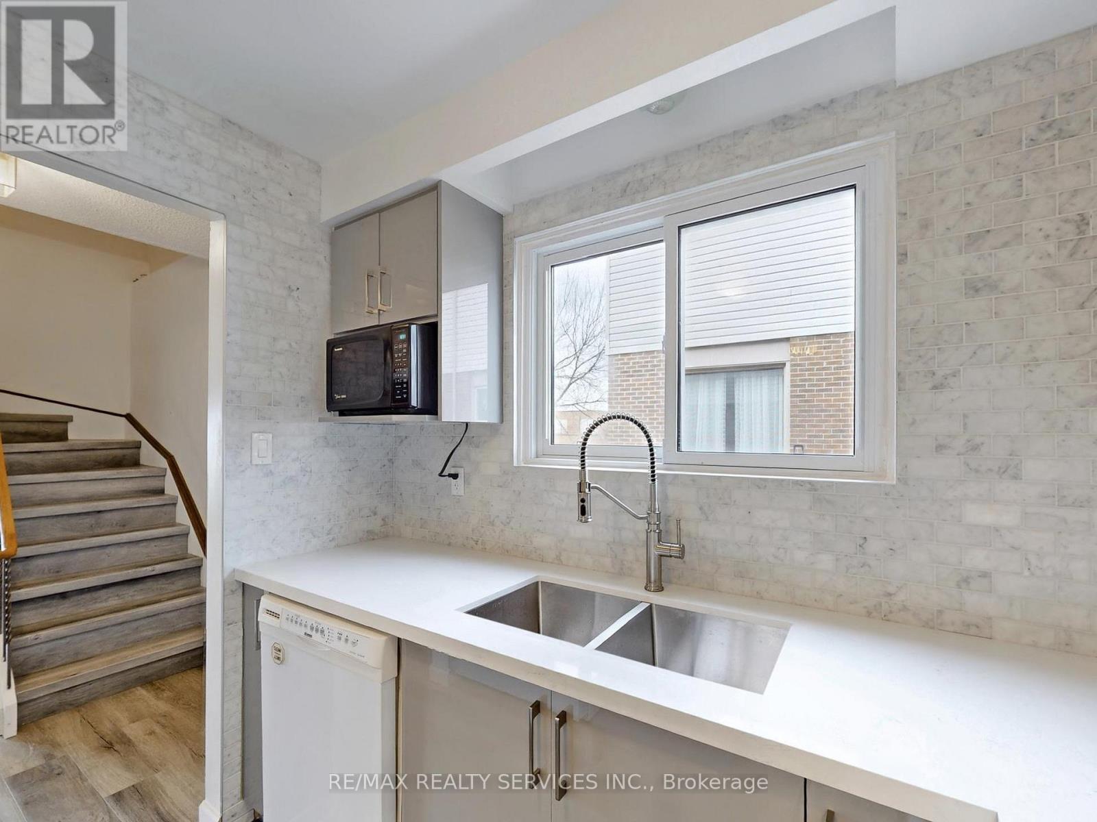 215 Kingswood Drive, Brampton, Ontario  L6V 3B2 - Photo 14 - W12589870