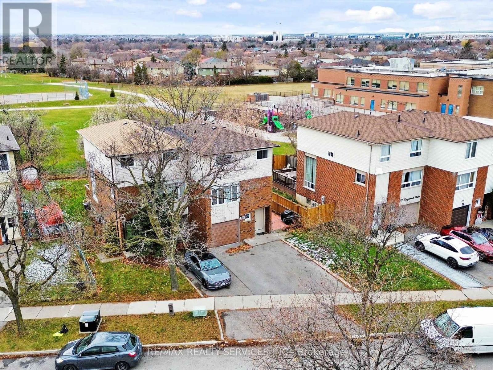 215 Kingswood Drive, Brampton, Ontario  L6V 3B2 - Photo 3 - W12589870