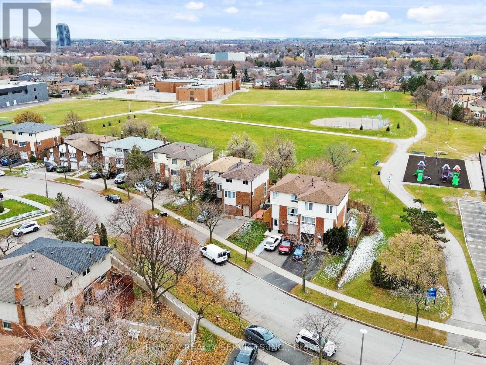 215 Kingswood Drive, Brampton, Ontario  L6V 3B2 - Photo 4 - W12589870