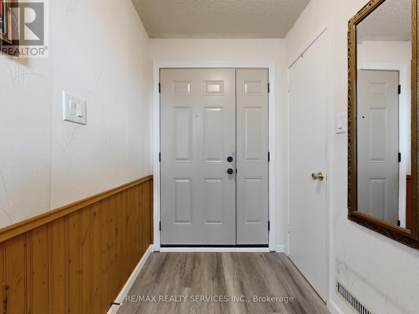 215 Kingswood Drive, Brampton, Ontario  L6V 3B2 - Photo 5 - W12589870