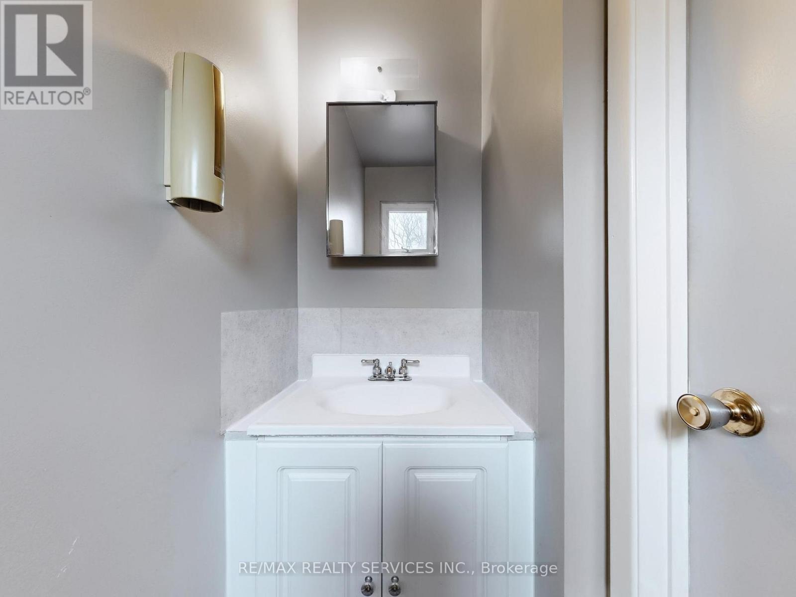 215 Kingswood Drive, Brampton, Ontario  L6V 3B2 - Photo 9 - W12589870