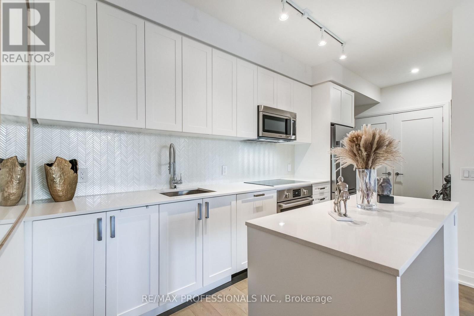 223 - 293 The Kingsway, Toronto, Ontario  M9A 0E8 - Photo 11 - W12589908