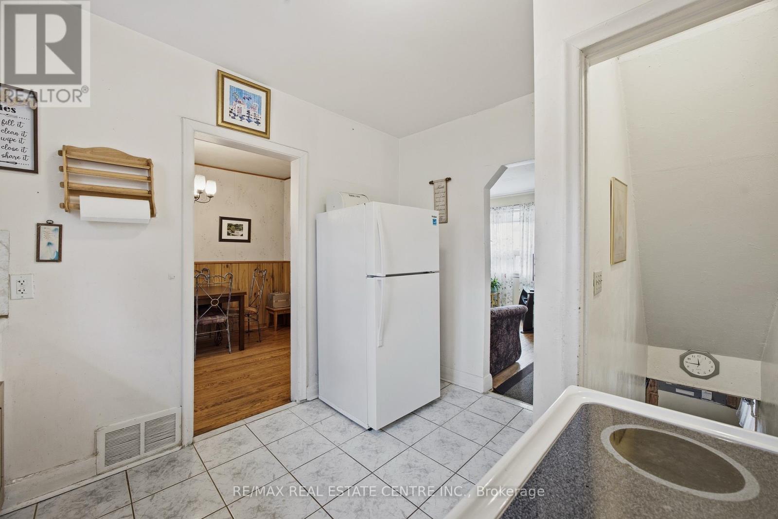 15 Cliff Street, Toronto, Ontario  M6N 4L7 - Photo 12 - W12589984