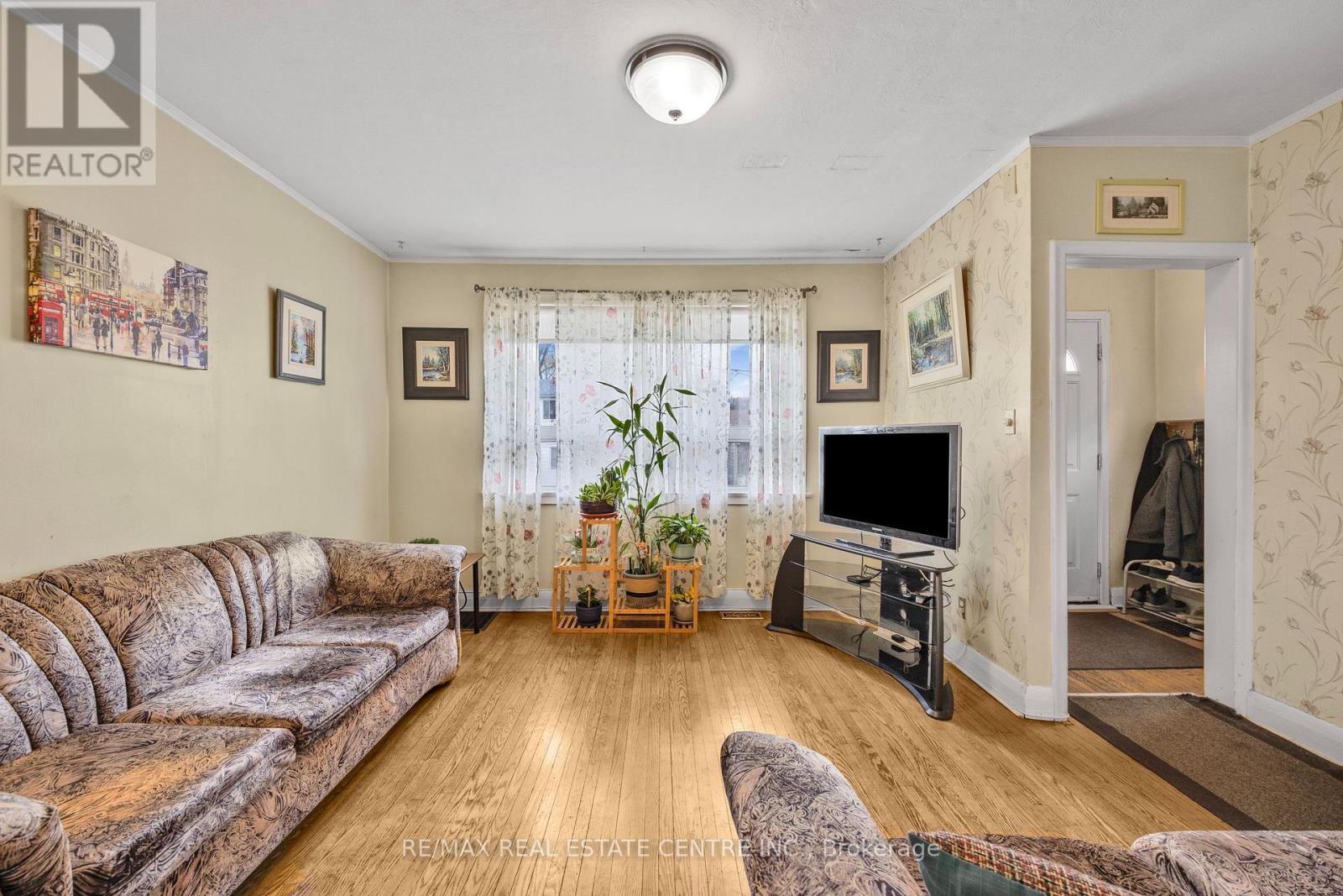 15 Cliff Street, Toronto, Ontario  M6N 4L7 - Photo 7 - W12589984