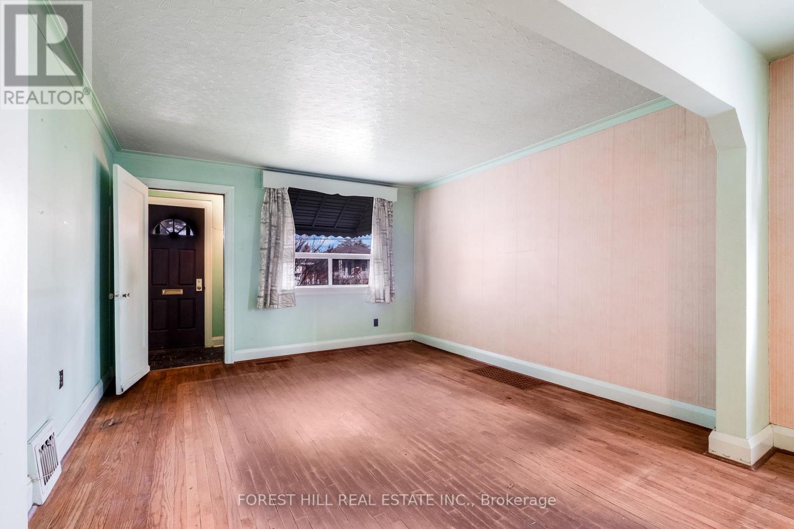 1141 Glengrove Avenue, Toronto, Ontario  M6B 2K5 - Photo 6 - W12590016