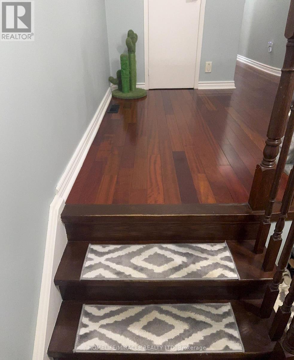 711 Ashprior Avenue, Mississauga, Ontario  L5R 3N8 - Photo 11 - W12590064