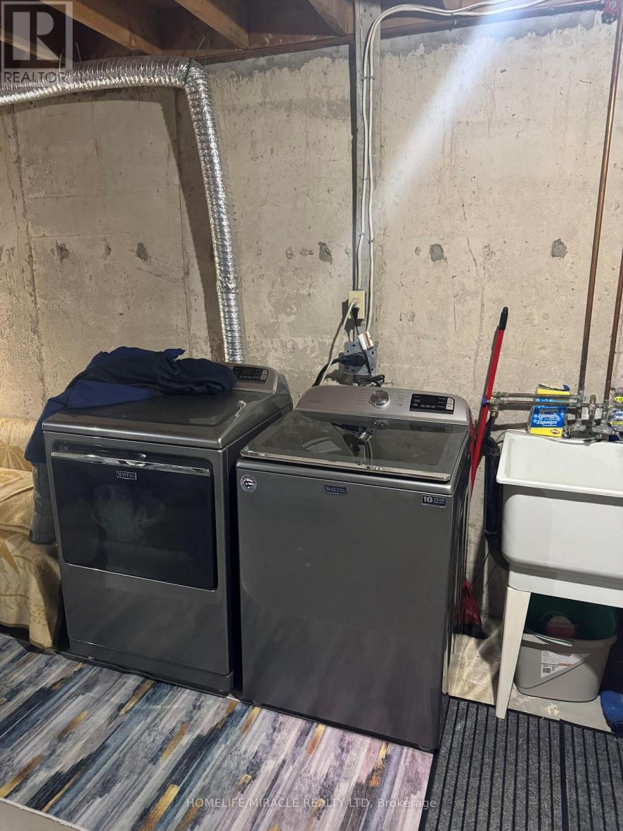 711 Ashprior Avenue, Mississauga, Ontario  L5R 3N8 - Photo 13 - W12590064