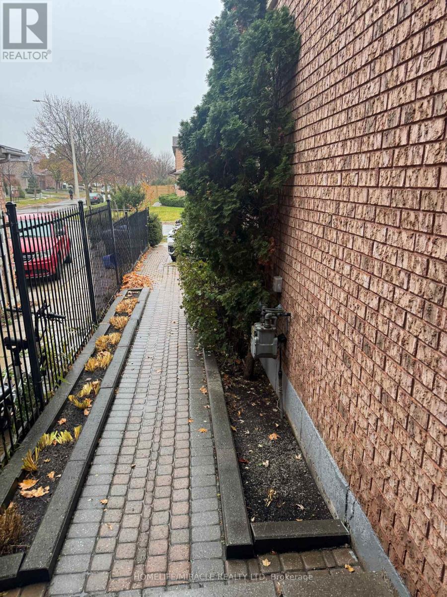 711 Ashprior Avenue, Mississauga, Ontario  L5R 3N8 - Photo 15 - W12590064