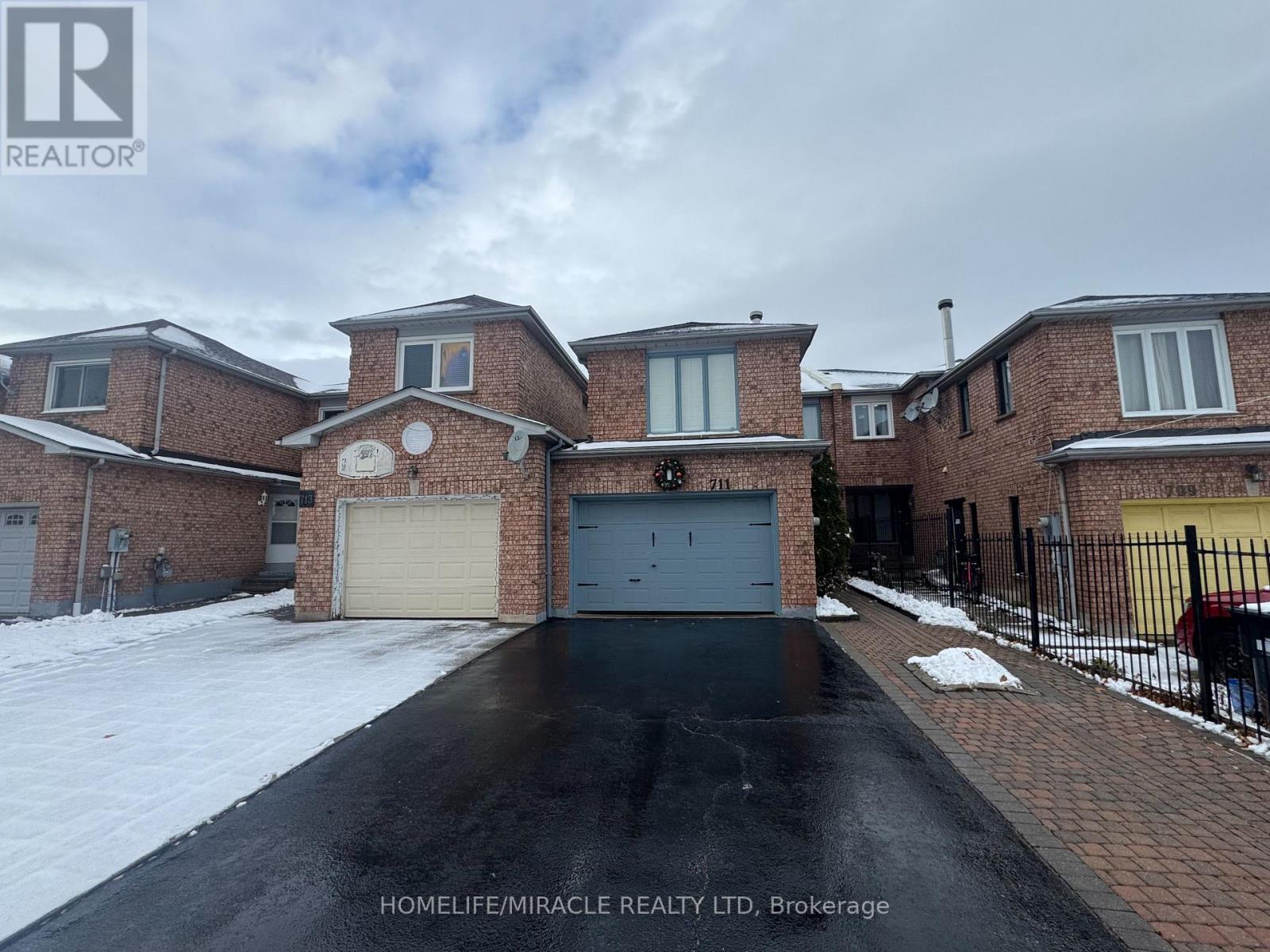711 Ashprior Avenue, Mississauga, Ontario  L5R 3N8 - Photo 2 - W12590064