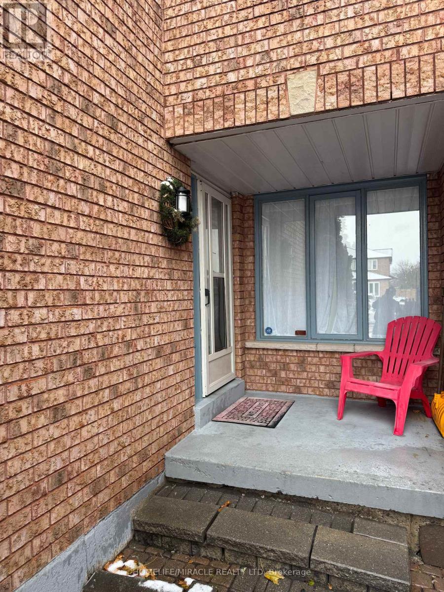 711 Ashprior Avenue, Mississauga, Ontario  L5R 3N8 - Photo 3 - W12590064