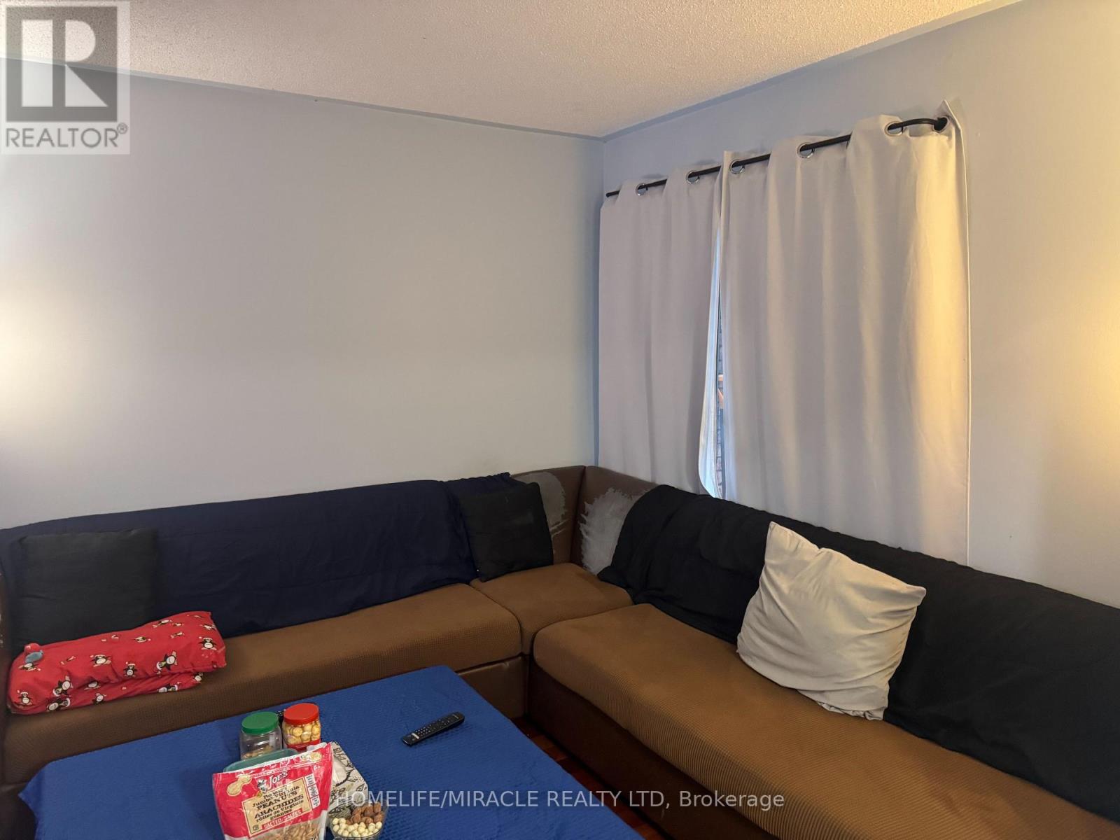 711 Ashprior Avenue, Mississauga, Ontario  L5R 3N8 - Photo 4 - W12590064