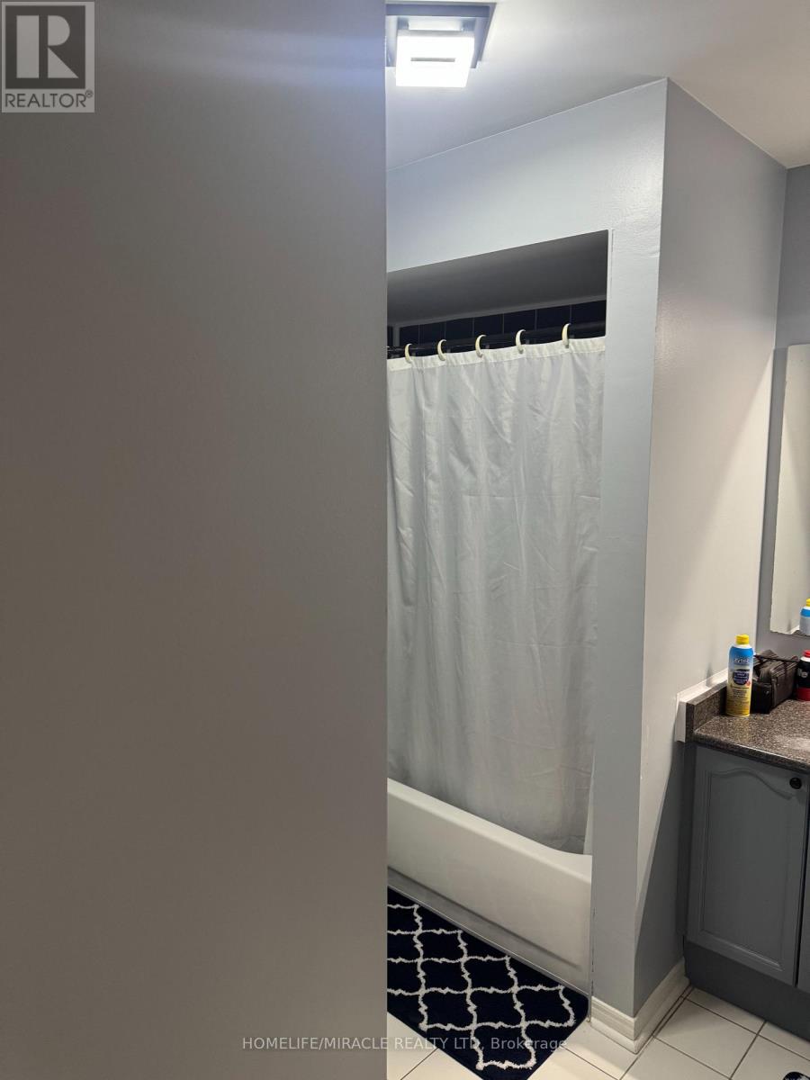 711 Ashprior Avenue, Mississauga, Ontario  L5R 3N8 - Photo 6 - W12590064