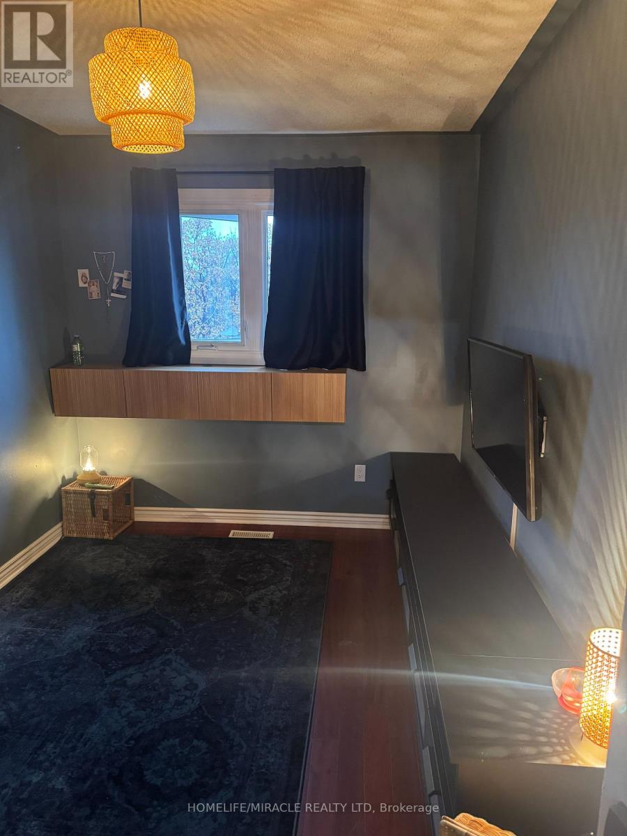 711 Ashprior Avenue, Mississauga, Ontario  L5R 3N8 - Photo 8 - W12590064